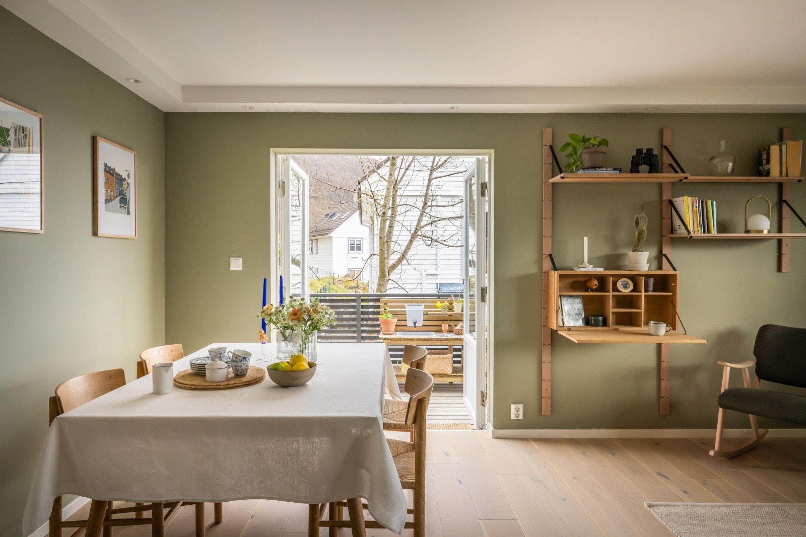 - Fra stuen er det dobbel terrassedør ut på leilighetens solrike terrasse - Galleribilde