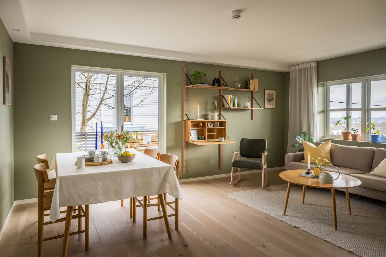 - Leiligheten har en herlig stue på 21 kvm, med store vindusflater og god plass til både sofa, spisebord og tv-seksjon - Galleribilde