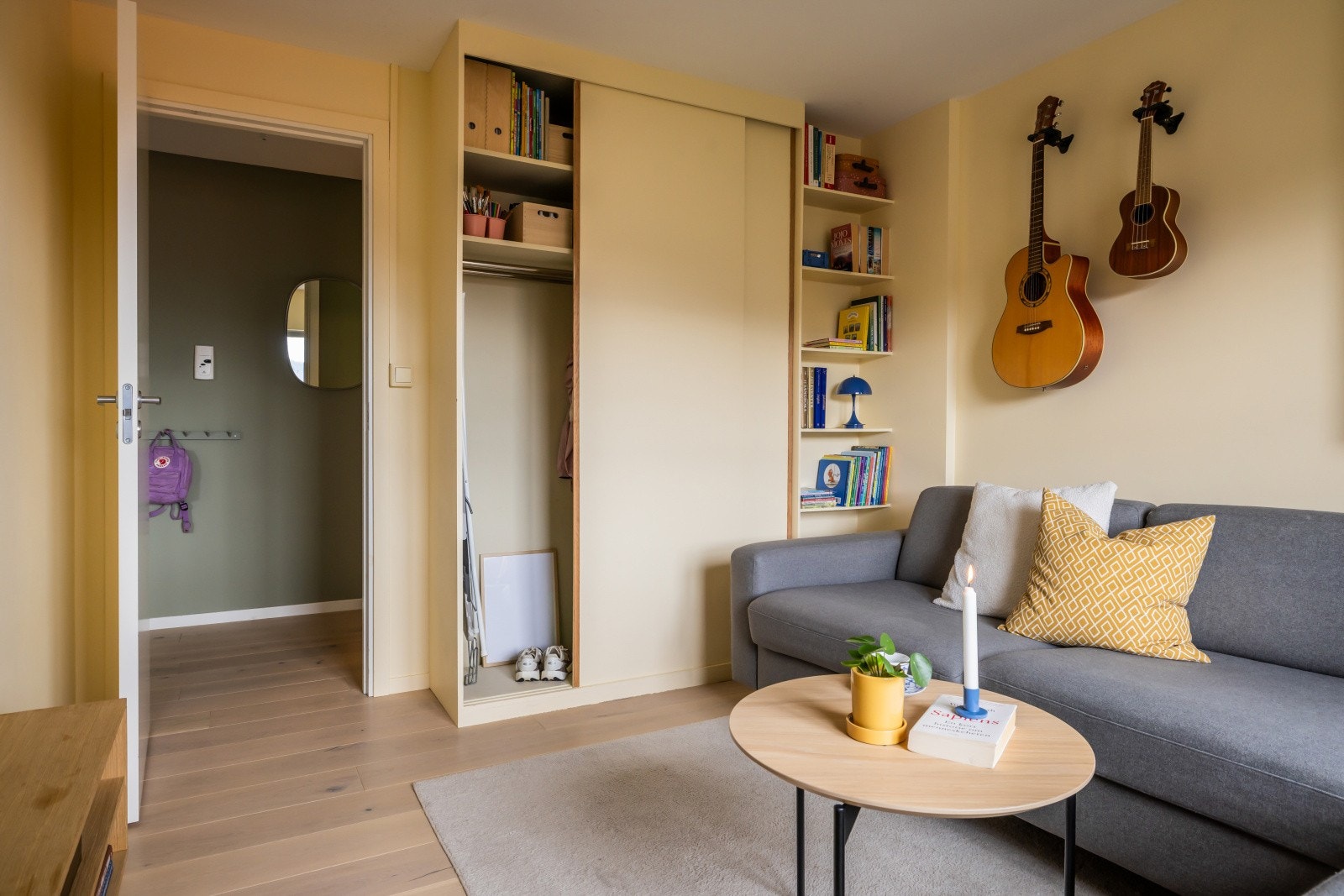 - Rommet har plassbygget skyvedørsgarderobe og bokhylle, perfekt for ytterligere oppbevaring av yttertøy med gangen like utenfor - Galleribilde