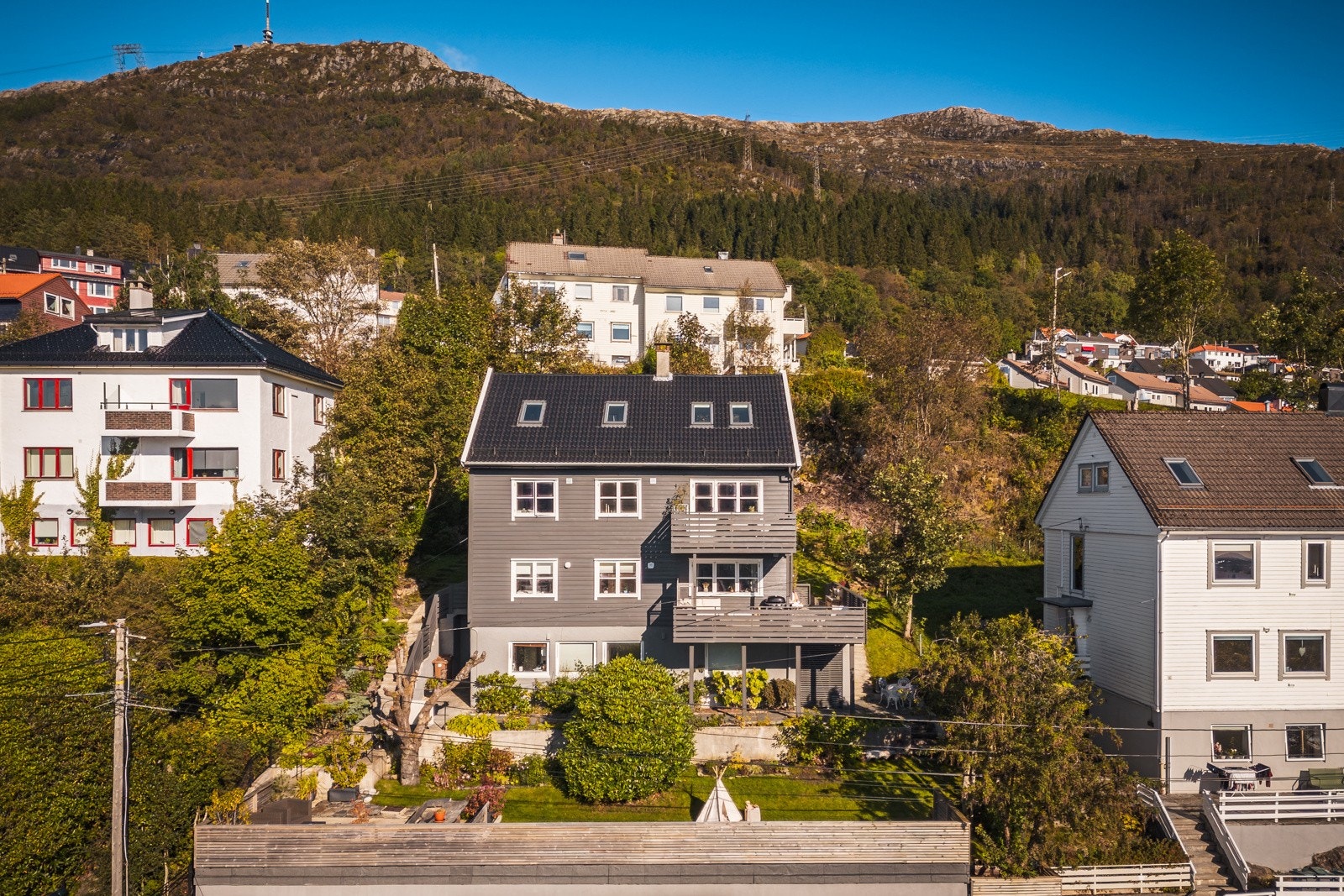 - Leiligheten har en attraktiv beliggenhet i Sollien. Her bor man høyt, fritt og usjenert, med de beste sol- og utsiktsforhold - Galleribilde