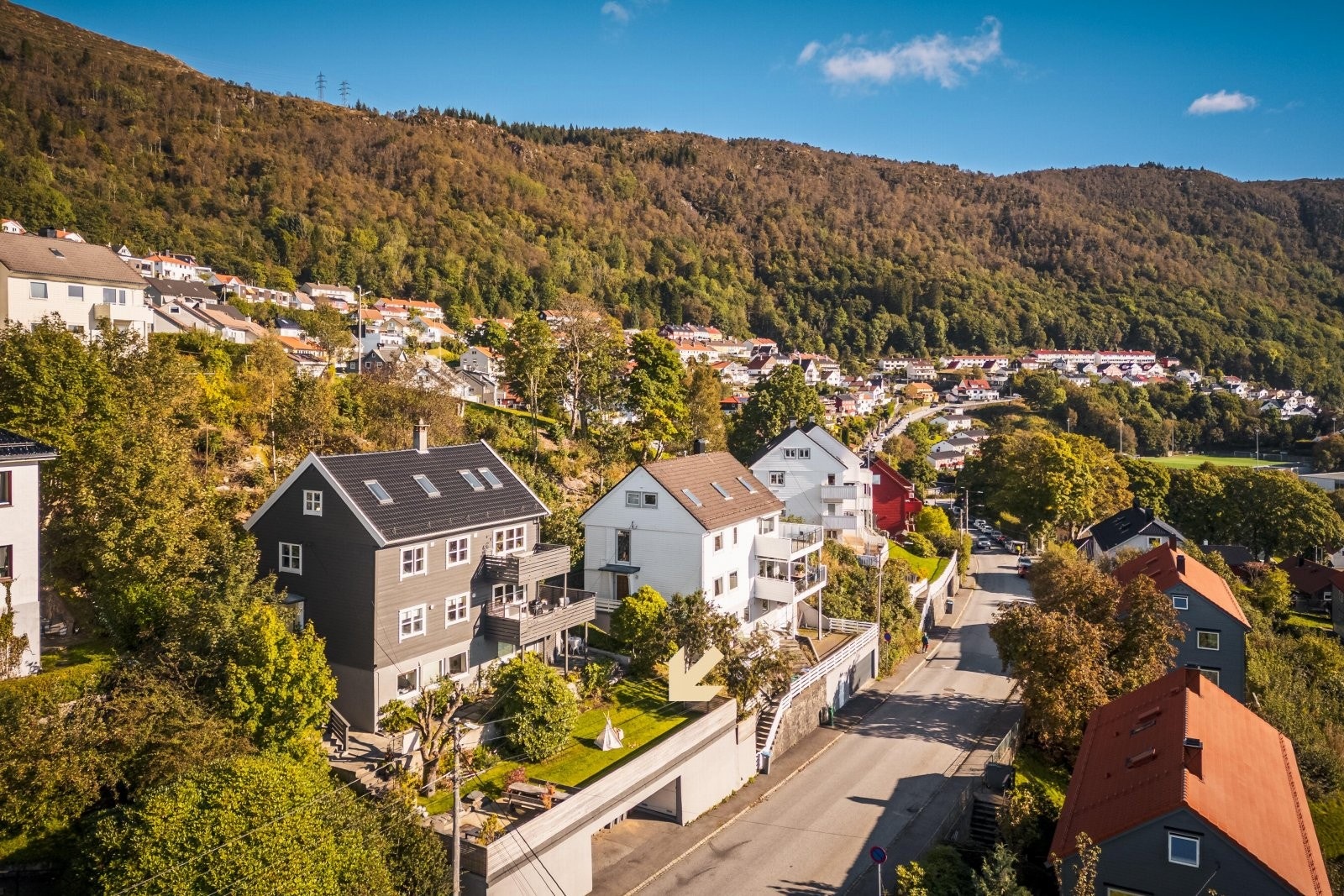 - Leiligheten disponerer den nedre delen av hagen (vedtektsfestet bruksrett), se markering med pil i bildet - Galleribilde