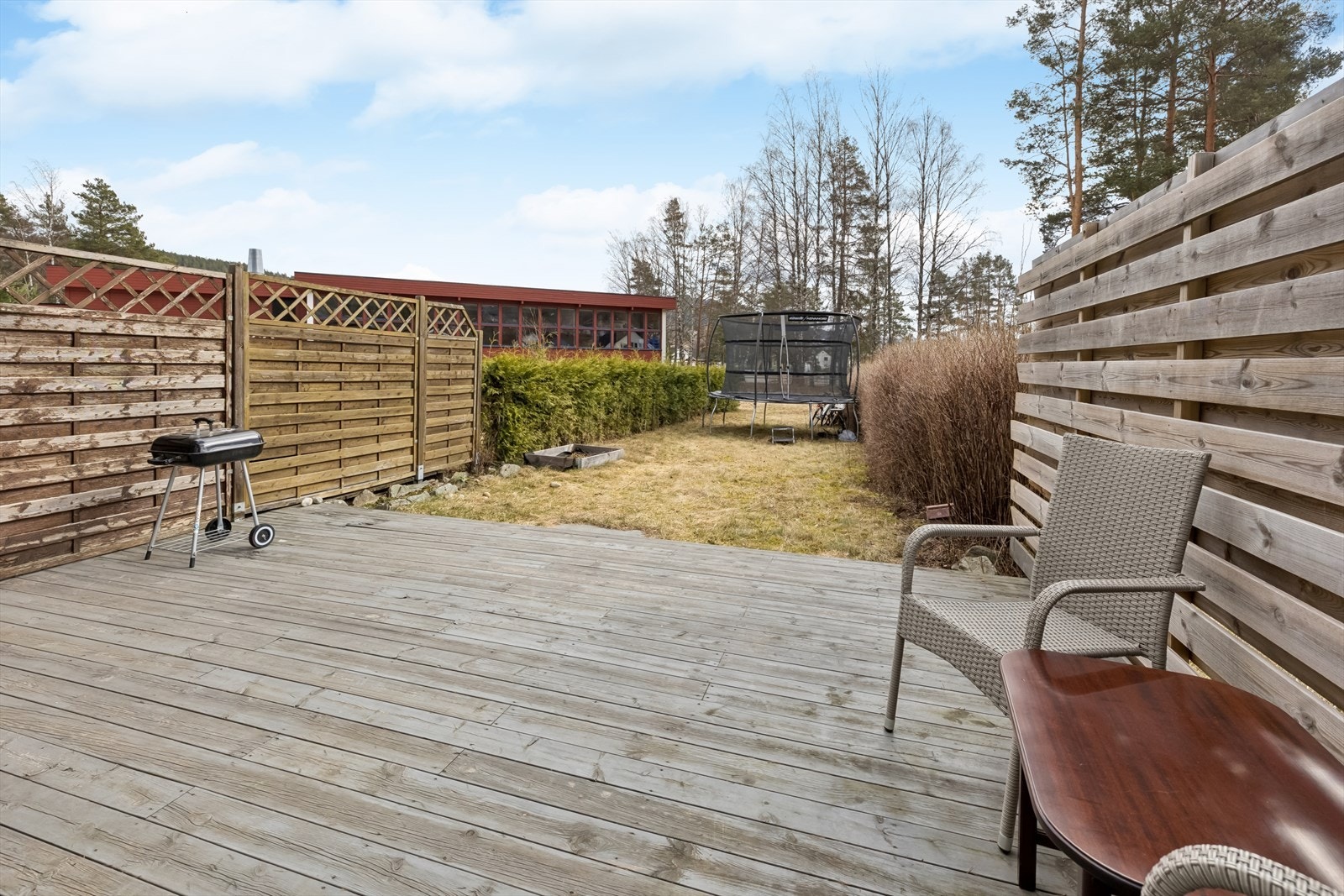 Skjermet uteområde med plass til flere utemøbler. Galleribilde