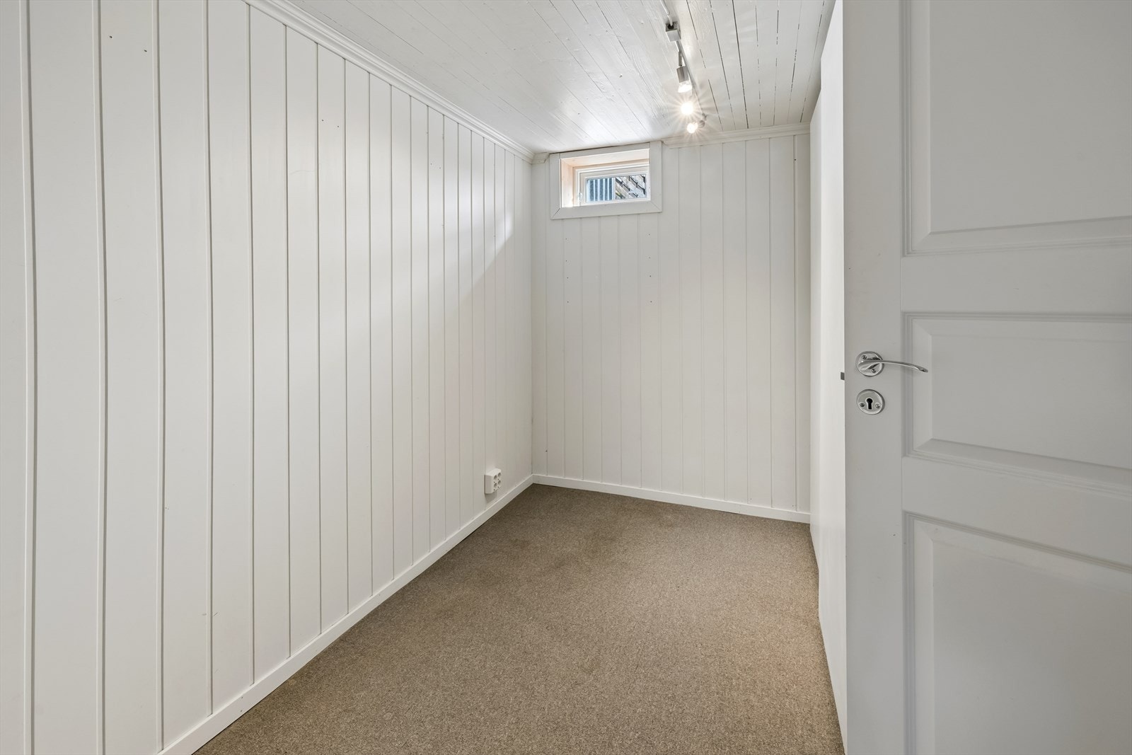 Bod i kjeller med gode oppbevaringsmuligheter. Galleribilde