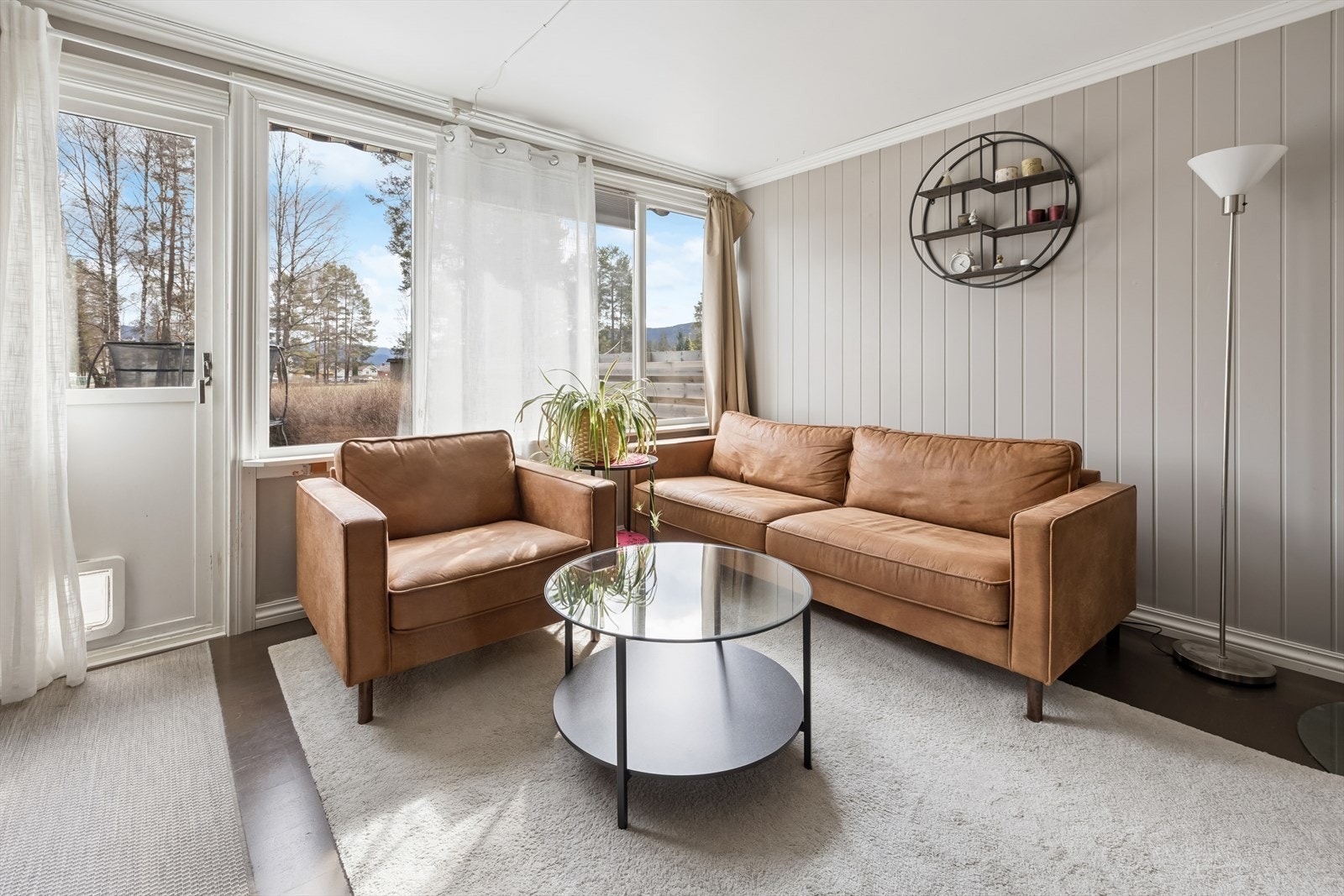 Stue med laminatgulv, malte overflater og vedovn. Galleribilde