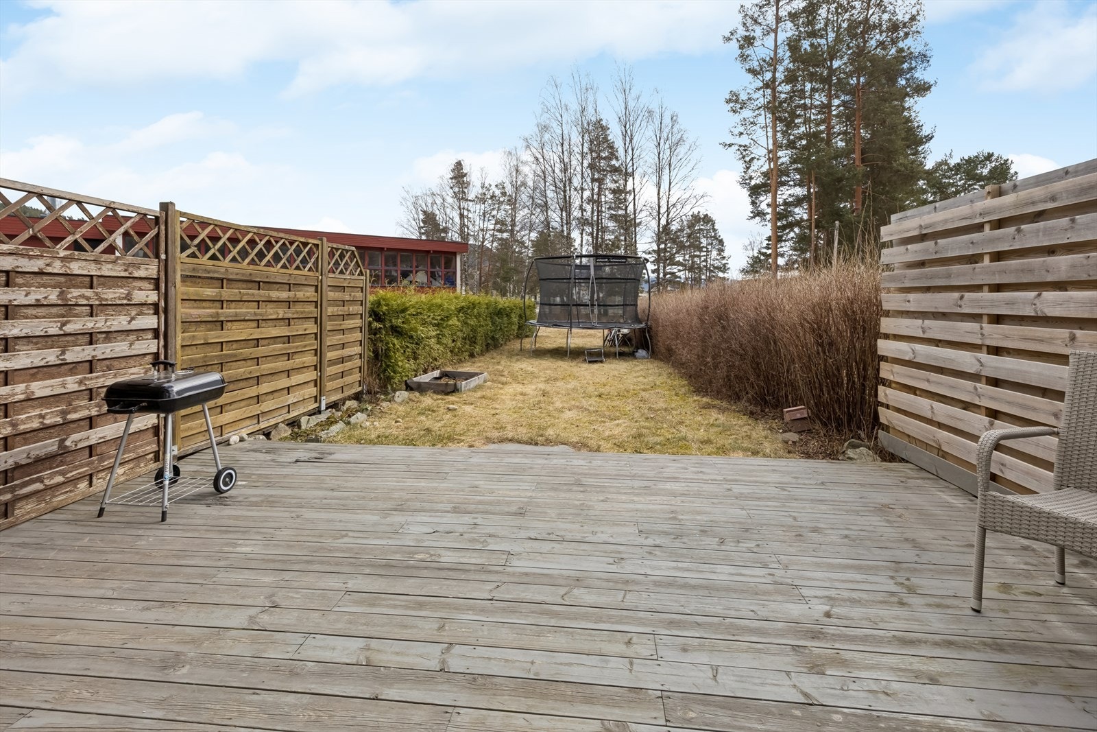 Terrasse/hage med utgang fra stue. Galleribilde