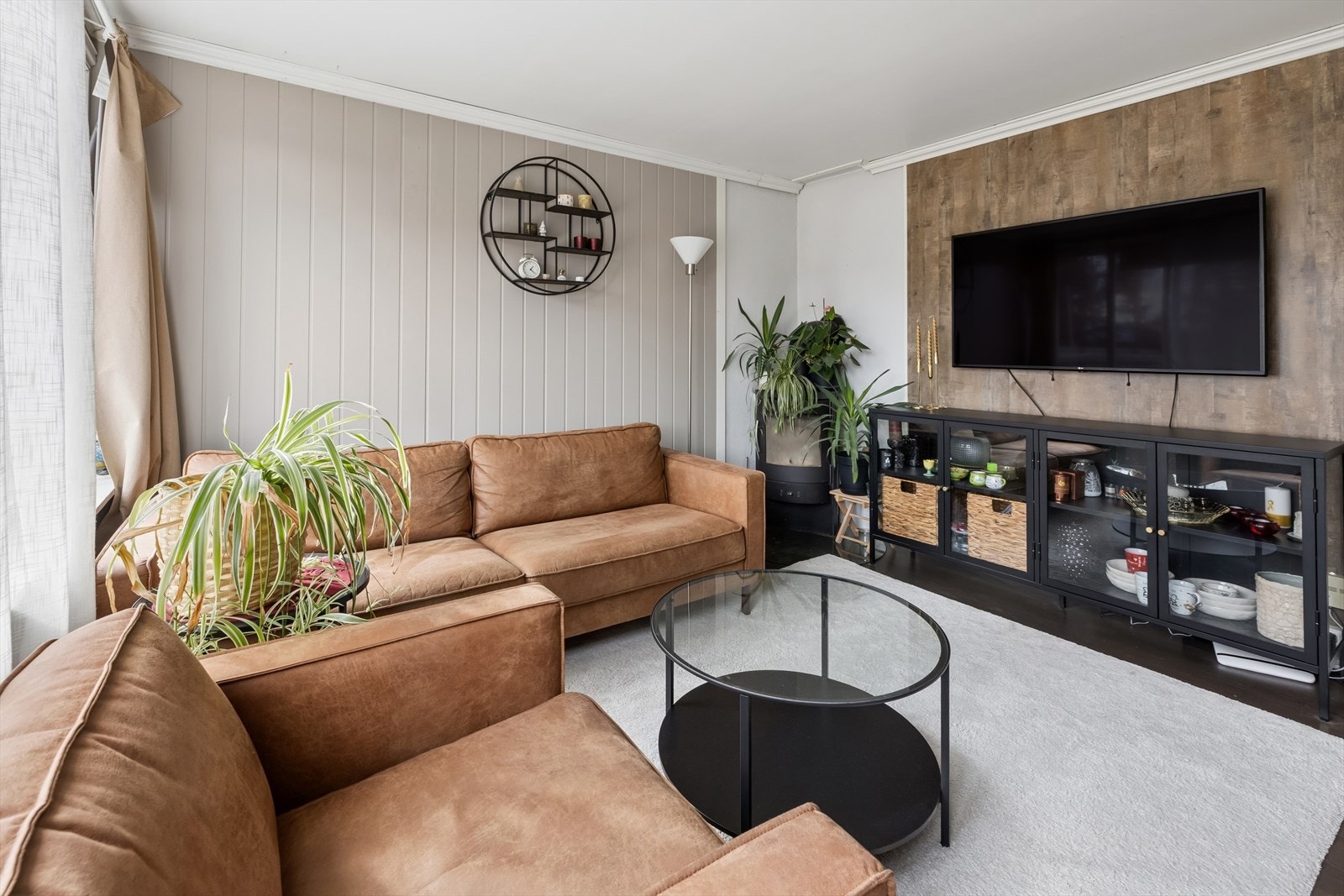 Stuen har rikelig med naturlig lysinnslipp og er direkte tilgang til terrasse/hage. Galleribilde