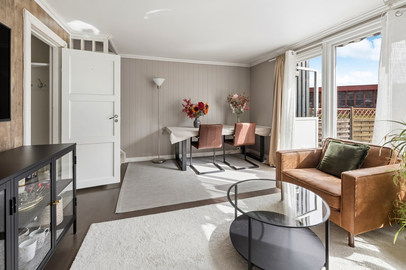 Stuen har god plass til sofa og spisebord. Galleribilde