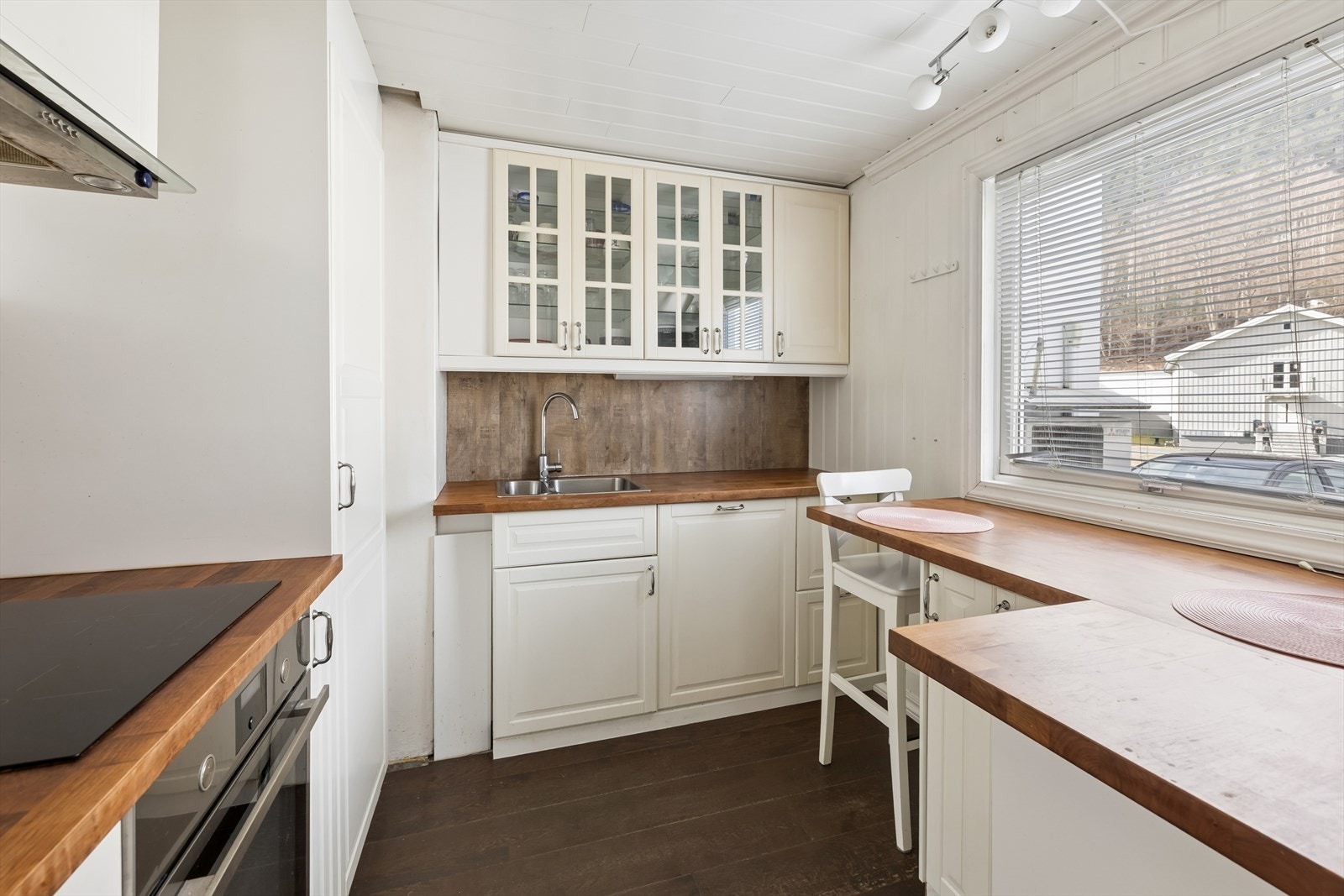 Benkeplate med god arbeidsflate i heltre eik med nedfelt stålkum. Galleribilde