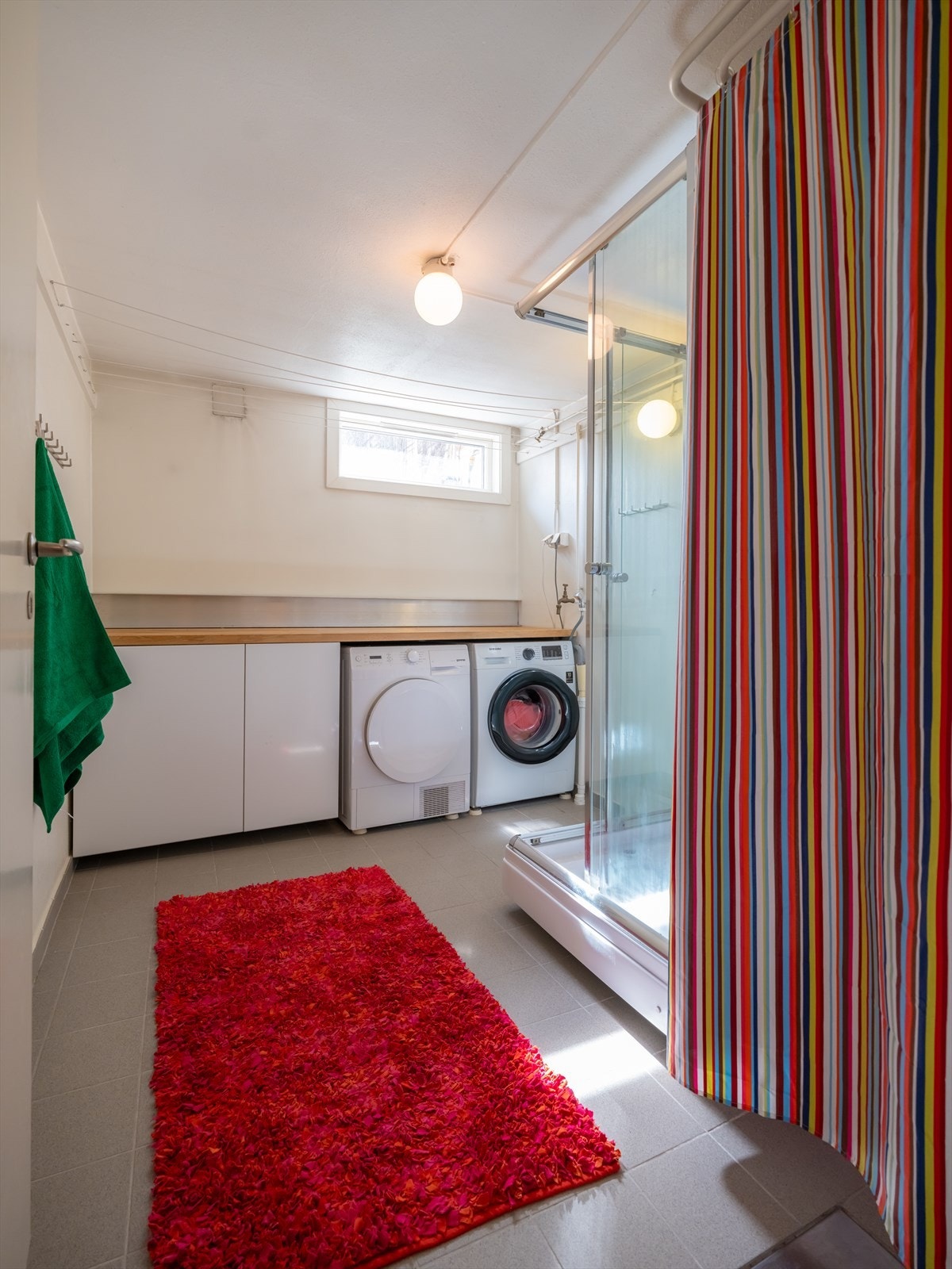 Vaskerommet er innredet med gulvstående vaskeromsinnredning med slette fronter og benkeplate i heltre. Vaskerommet er videre innredet med dusjkabinett. Varmtvannsbereder på 287l plassert på vaskerom. Galleribilde