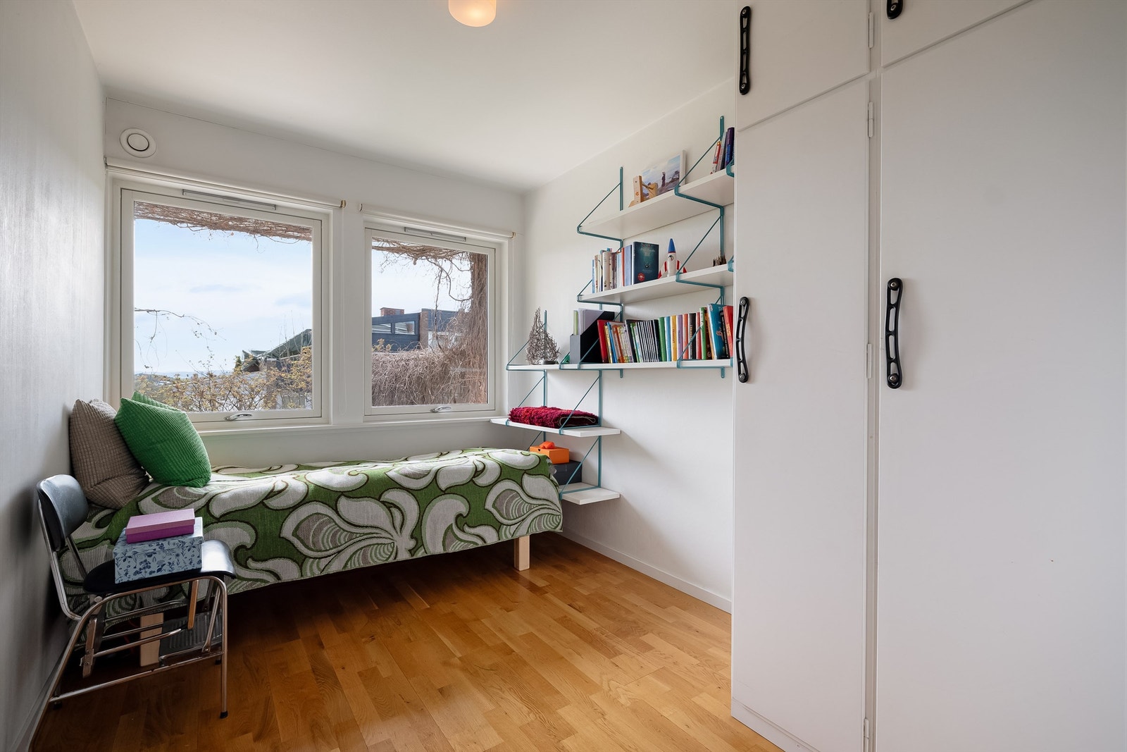 Soverom 1 er av god størrelse med plass til seng og garderobe. Galleribilde