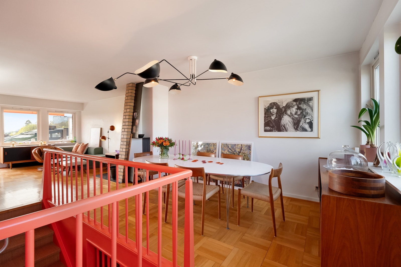 Naturlig plass for å innrede med spisebord ved kjøkken. Galleribilde
