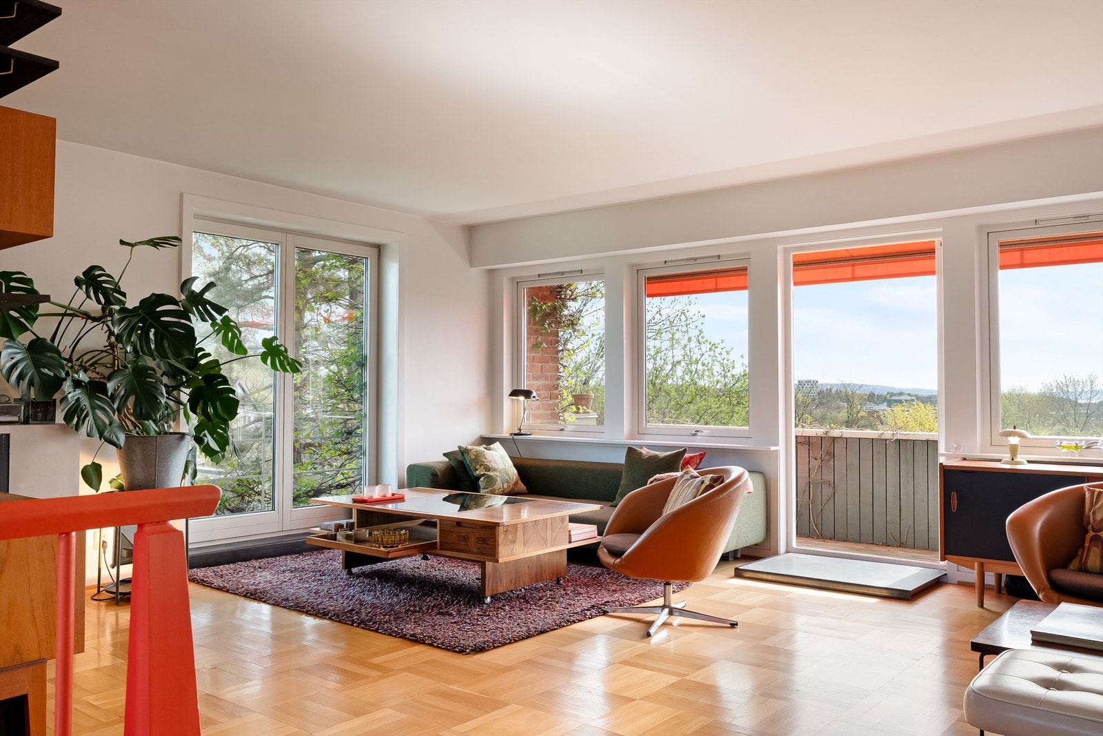 God takhøyde og store vindusflater slipper inn rikelig med lys og skaper en lys og luftig atmosfære. Galleribilde
