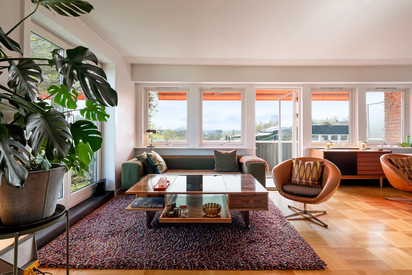 Fra stuen er det utgang til en av flere av boligens uteplasser. Galleribilde