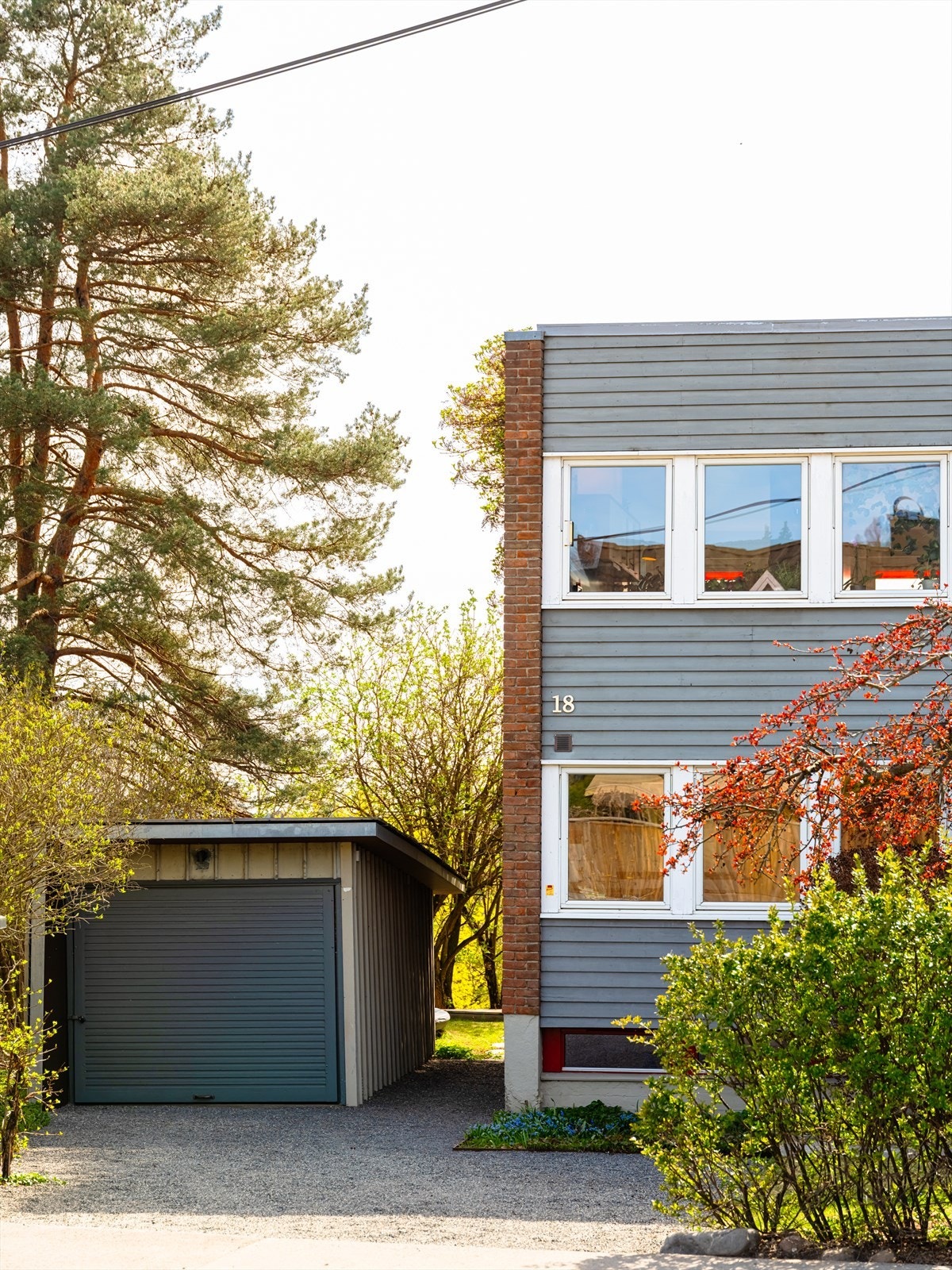 Tidløs funkisinspirert stil. Boligen er plassert i en rekke på tre hus, men boligen er en selvstednig boenhet og ikke knyttet til noe felles sameie. Galleribilde