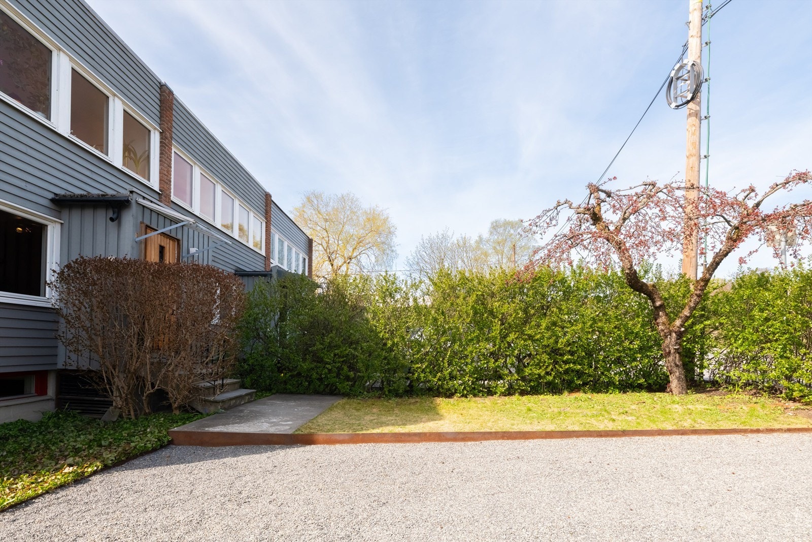 Velstelt uteområde og gårdsplass av god størrelse med plass til flere biler. Galleribilde