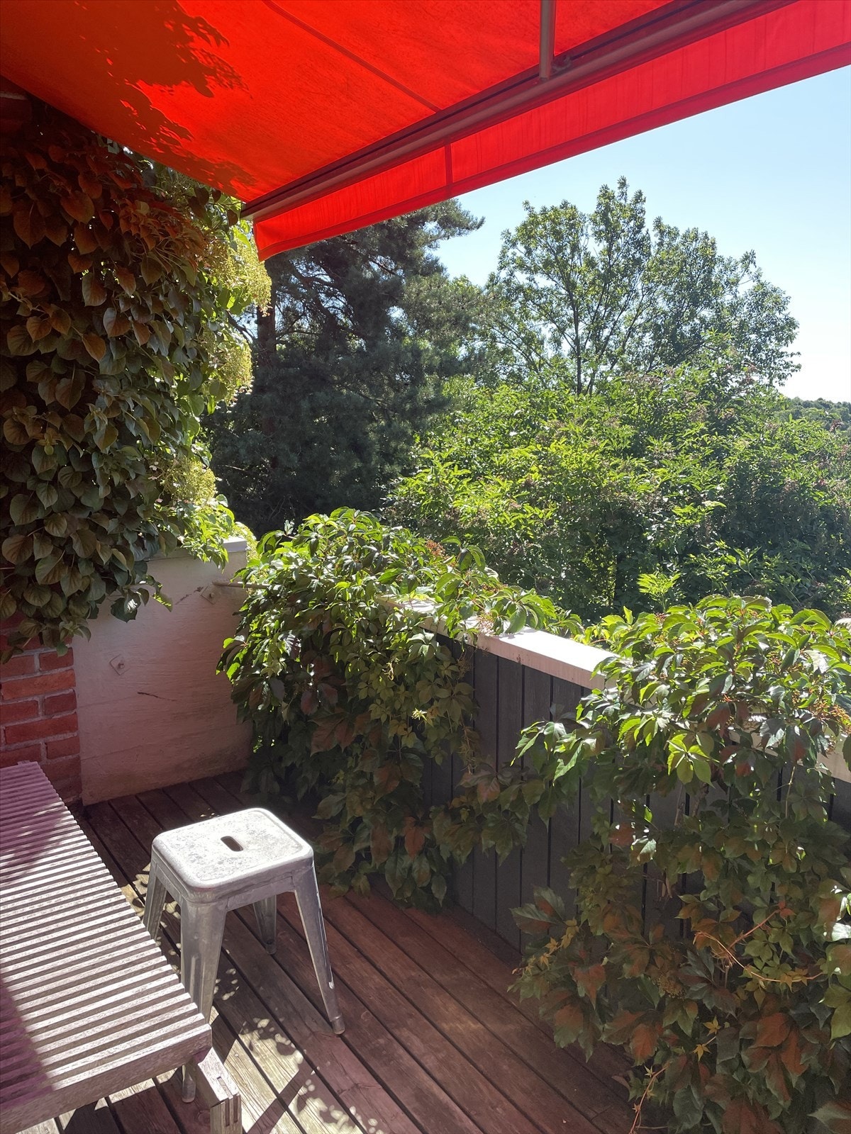 Balkongen i full blomst på sommeren. Galleribilde