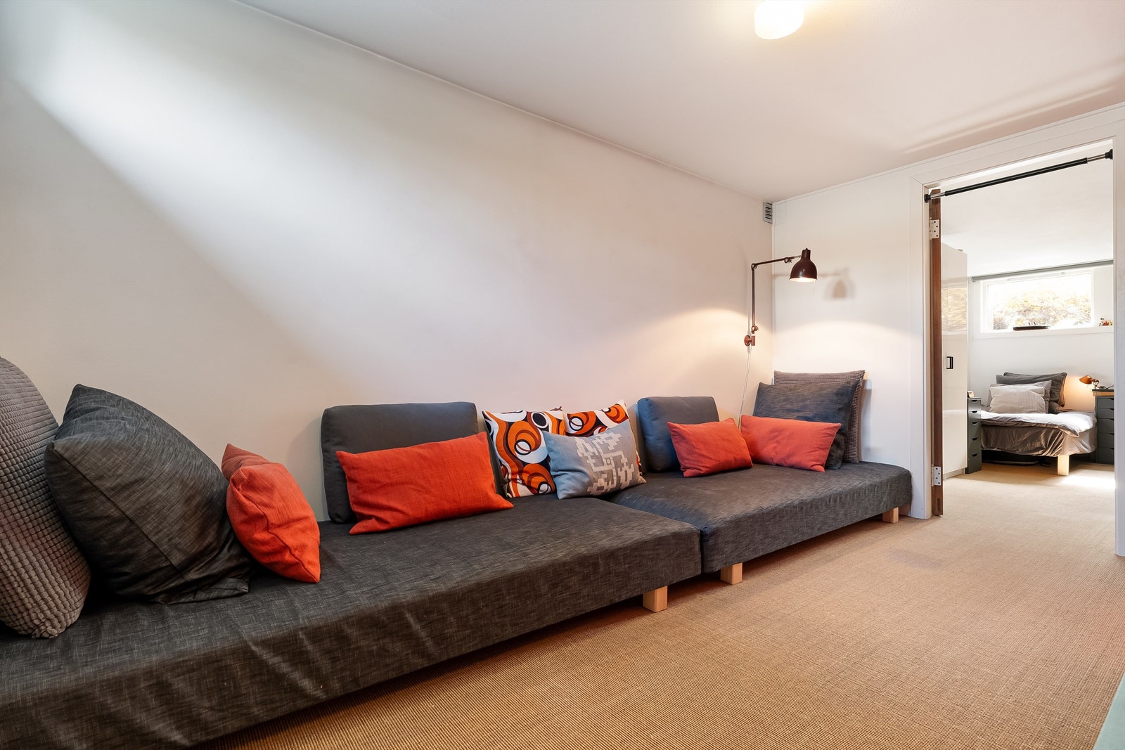 Hyggelig rom som i dag er innredet som TV stue med god plass til sofa, sittegrupper og TV seksjon. Det gjøres oppmerksom på at rommet er opprinnelig byggemeldt som tørkerom og er ikke godkjent til varig opphold. Galleribilde