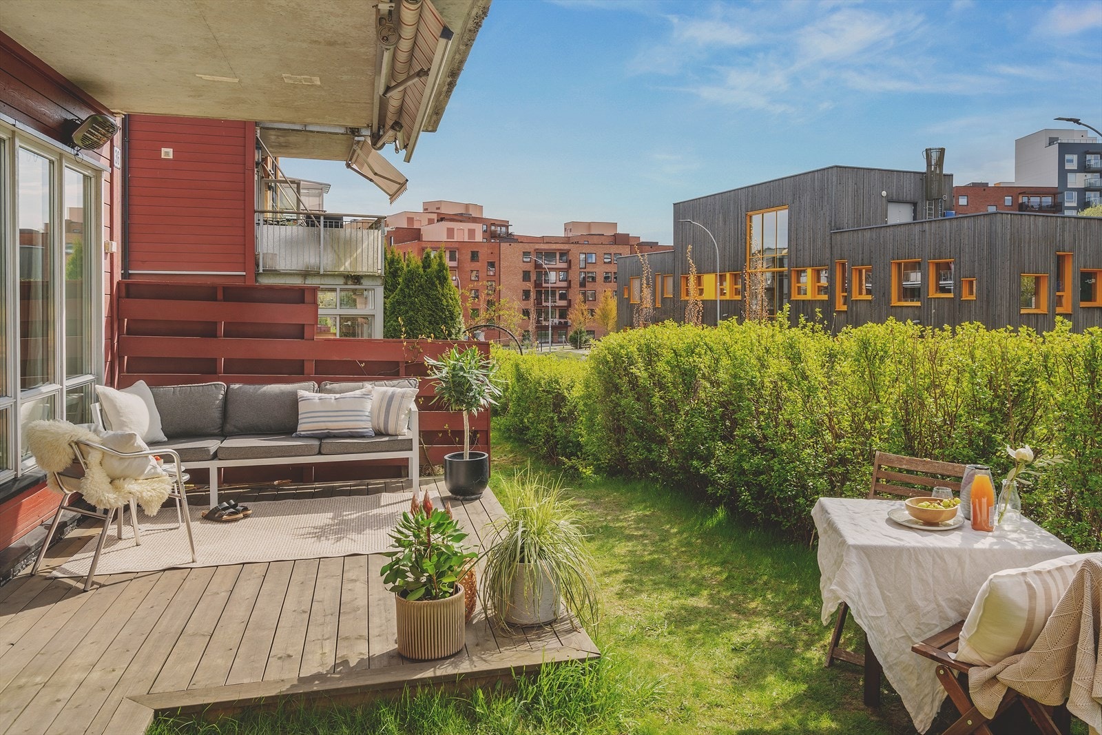 Terrassen har gode solforhold og er utstyrt med markise. Balkongen har uttak for strøm og varmelampe Galleribilde