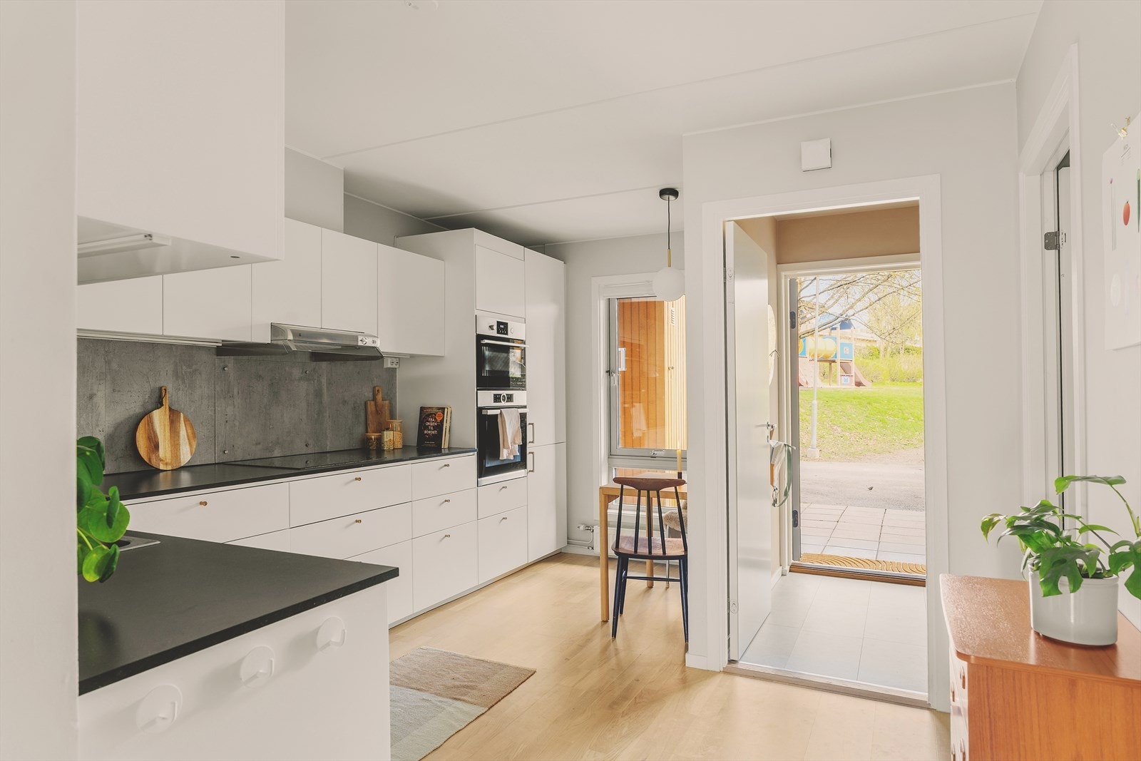Moderne og praktisk IKEA-kjøkken fra 2016. Kjøkkenet har gode arbeidsflater og godt med skapplass. Kjøkkenet er utstyrt med komfyr, kombiovn, platetopp og kjøl/frys. Galleribilde