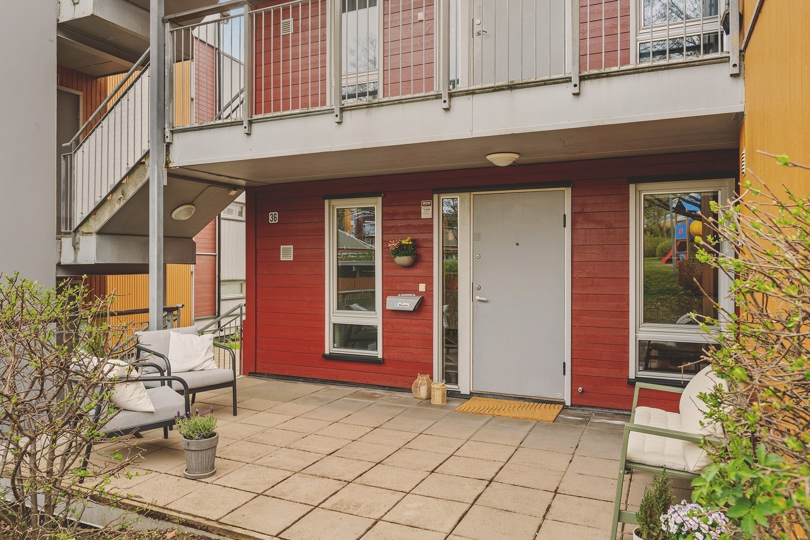 Inngangsparti med egen terrasse Galleribilde