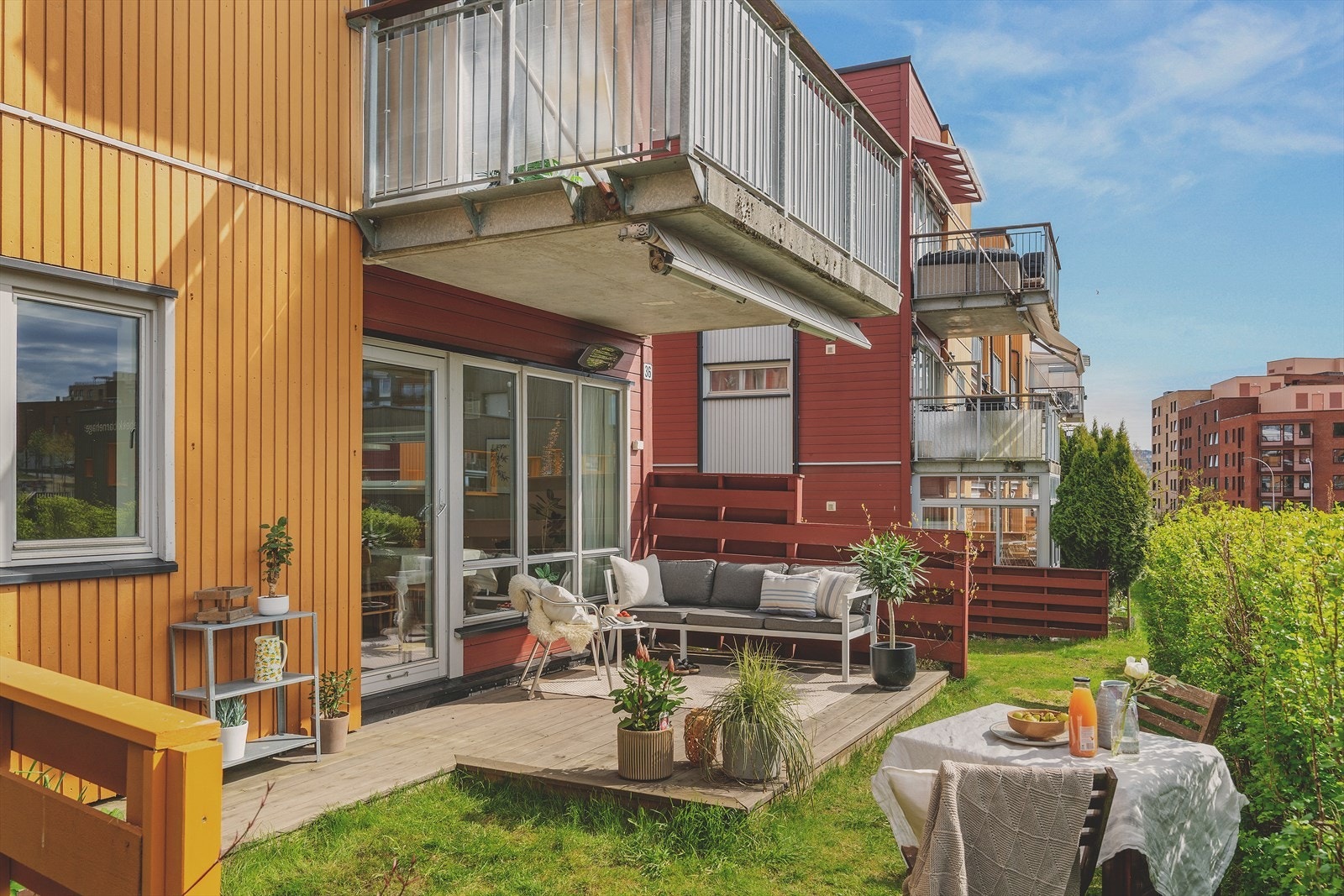 Fra stuen har du utgang til sydvestvendt og skjermet markterrasse med nye impregnerte terrassebord fra 2023 og hage Galleribilde