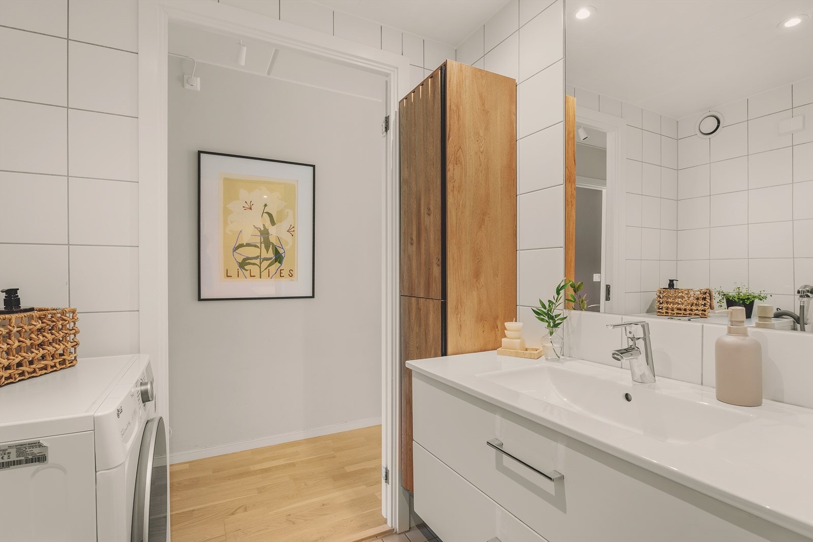 Badet er innredet med servantskap med heldekkende servant og ettgreps blandebatteri, speil over servant, høyskap, vegghengt toalett, dusjhjørne med glassdører og opplegg for vaskemaskin. Galleribilde