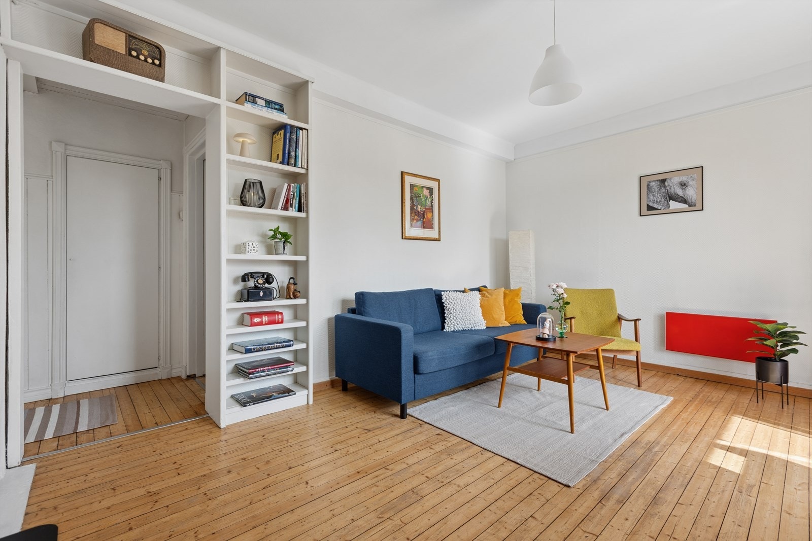 Stuen har god plass til både sofagruppe, TV-løsning og spisebord Galleribilde