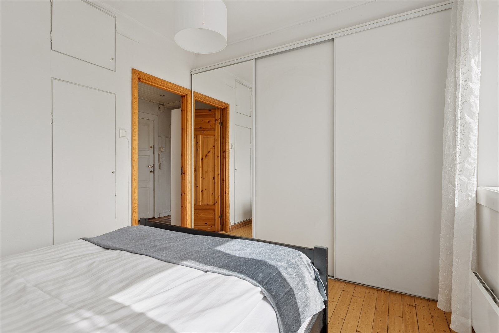 Rommet har en praktisk skyvedørsgarderobe som gir gode oppbevaringsmuligheter Galleribilde
