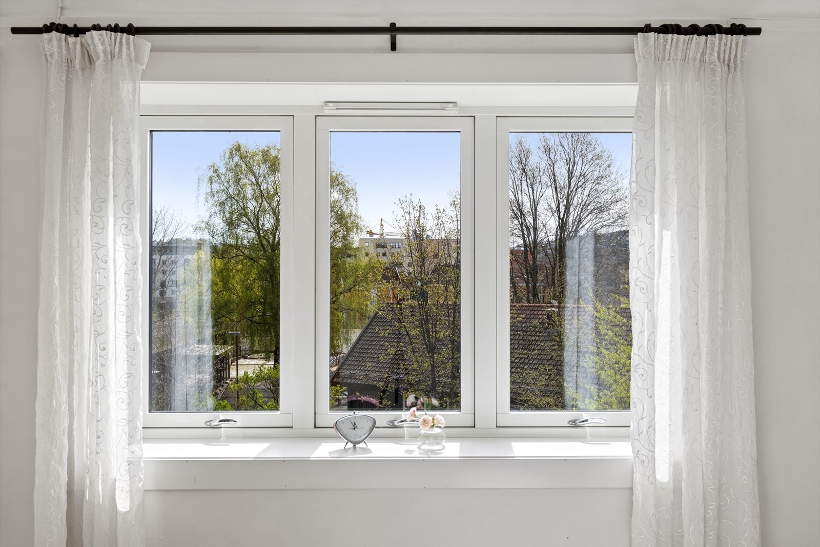 Tre lyse vinduer slipper inn rikelig med naturlig lys Galleribilde