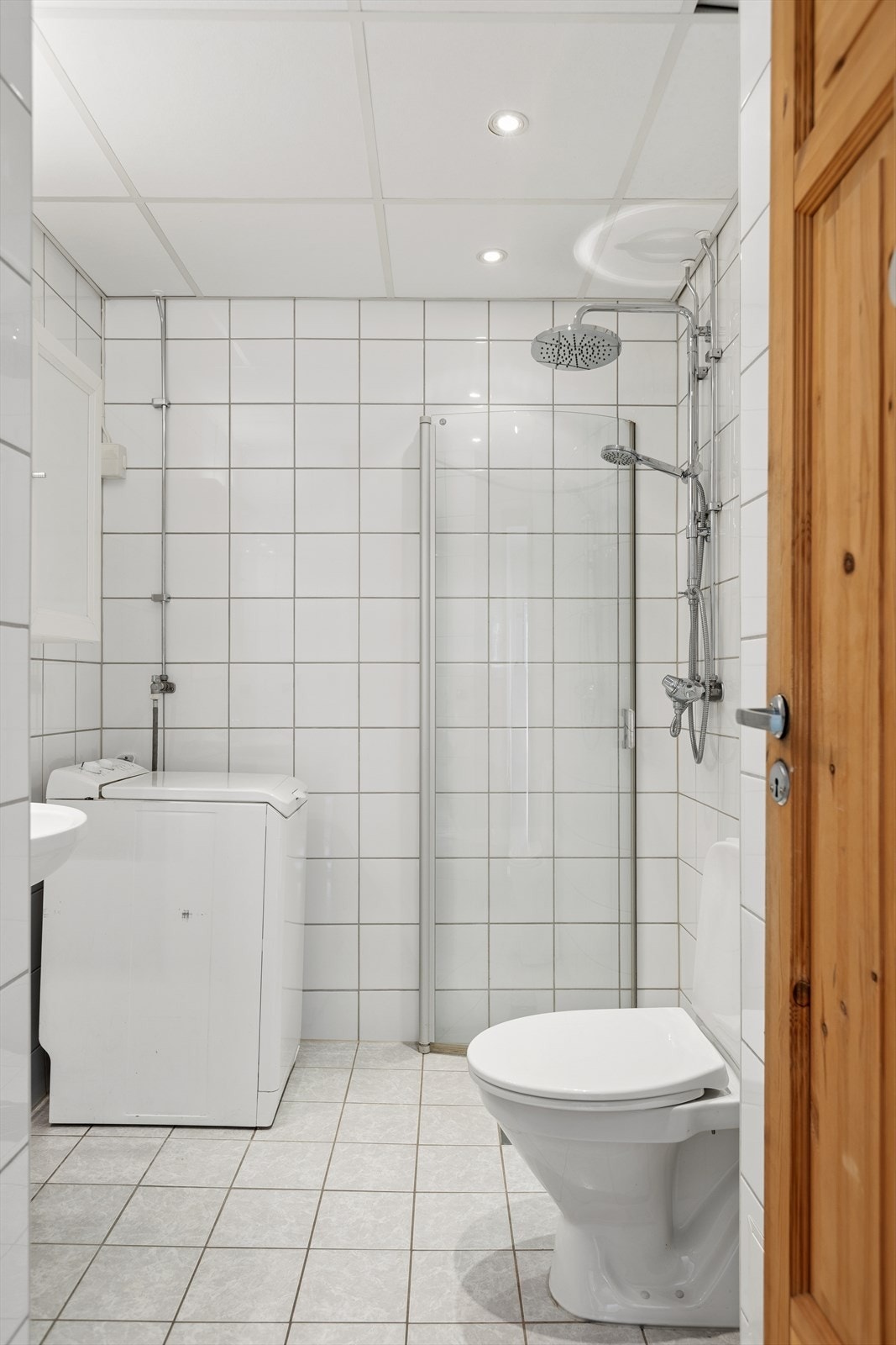 Badet er innredet med servant, toalett og dusjløsning, samt opplegg for vaskemaskin Galleribilde