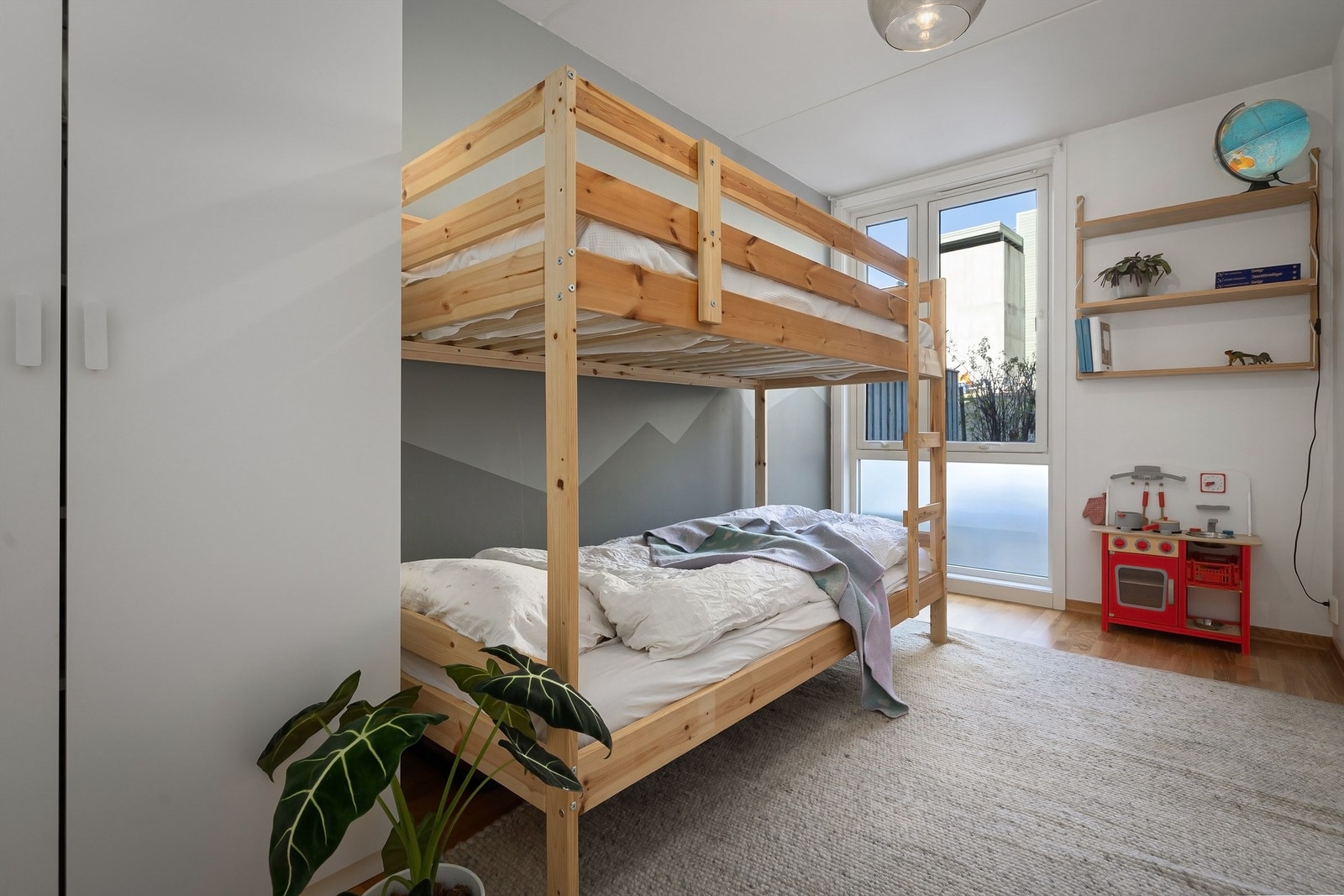 Soverom som passer godt som barnerom, gjesterom eller kontor. Plass til seng, garderobeskap og skrivepult Galleribilde
