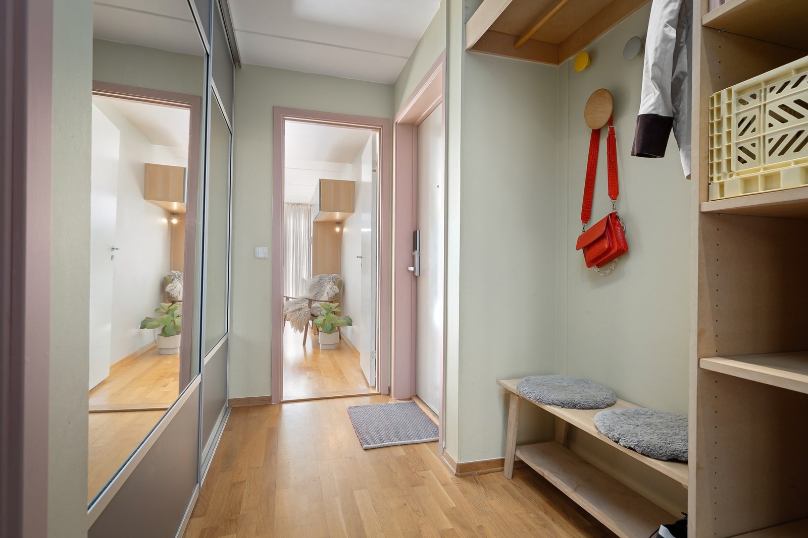 Stor skyvedørsgarderobe gir godt med lagringsplass Galleribilde