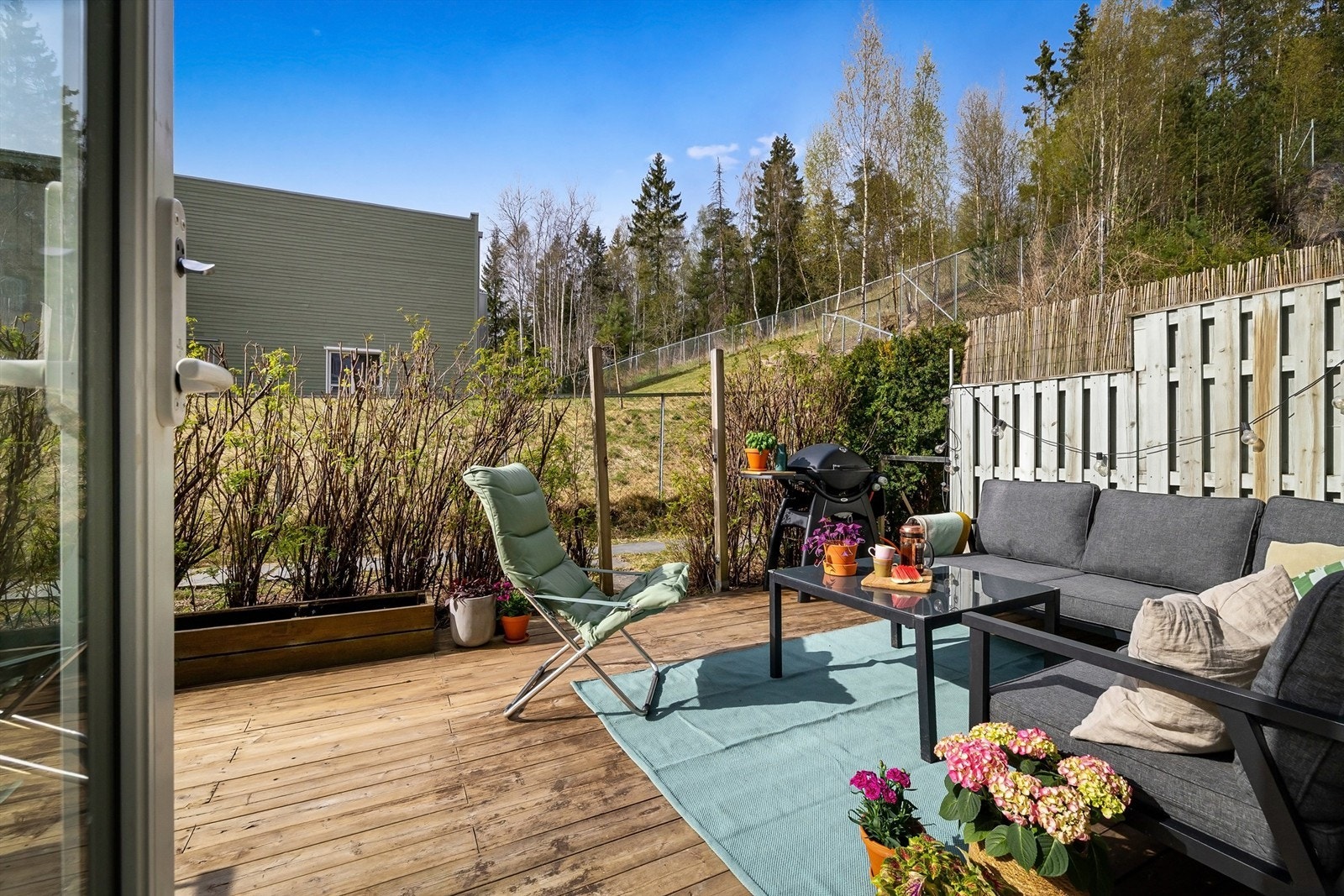 Her har du god plass til flere sittegrupper og grill Galleribilde