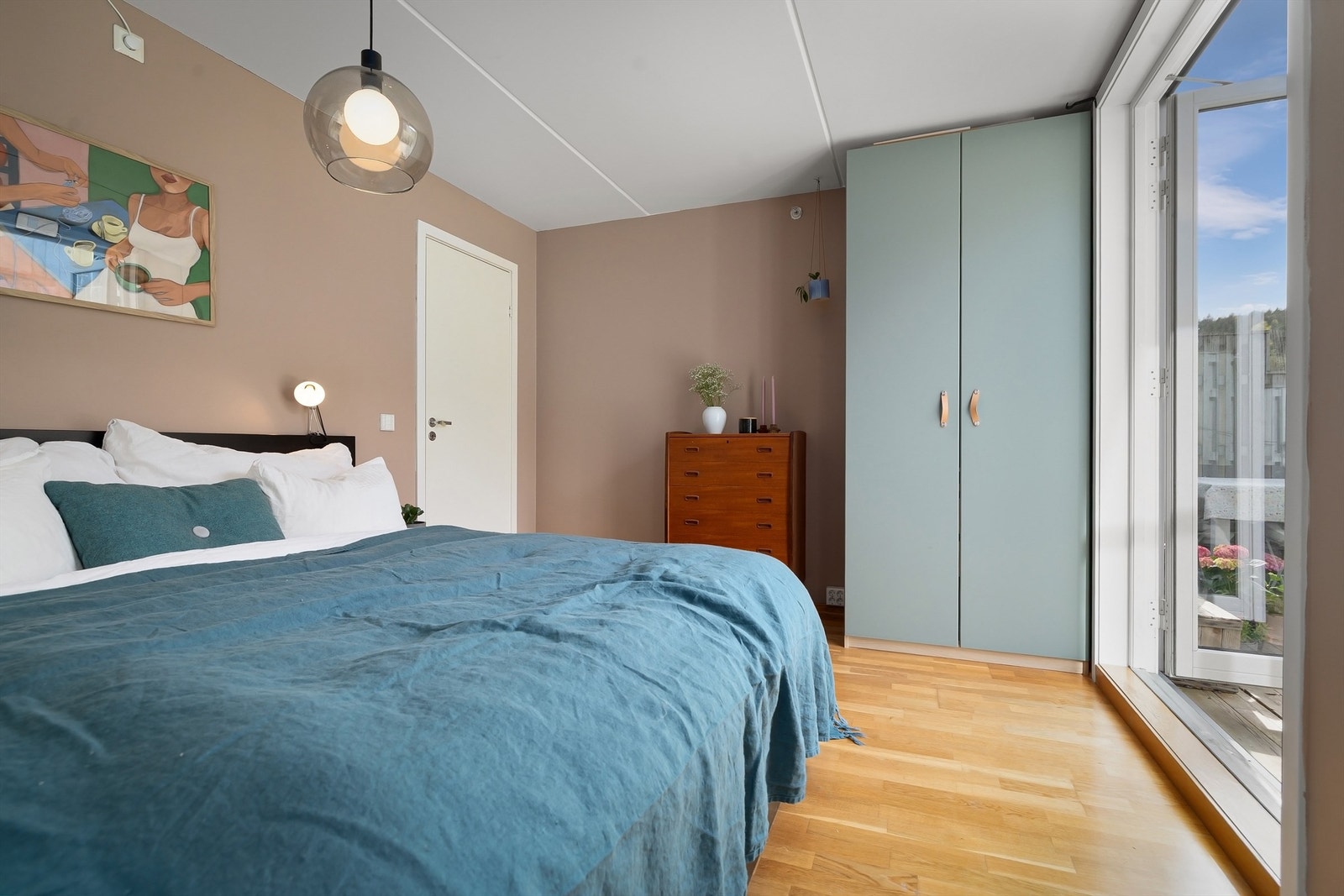 Hovedsoverommet har fint plass til både dobbeltseng, nattbord, garderobeskap, kommode og hjemmekontorløsning. Galleribilde