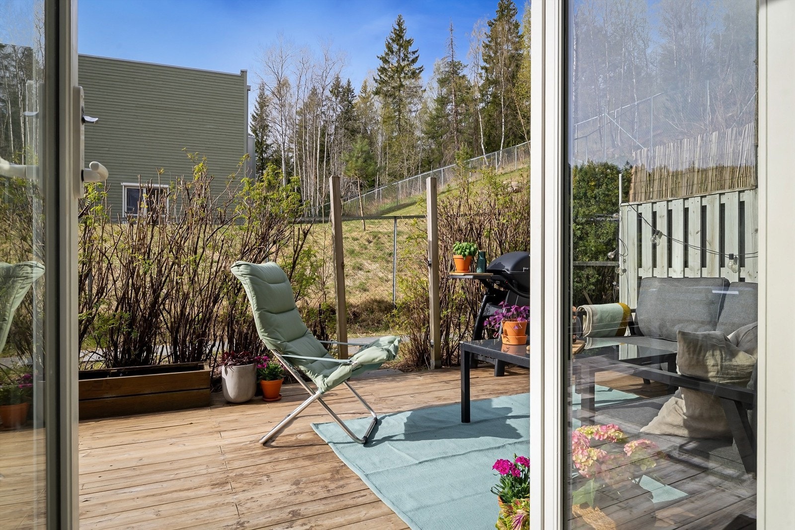 Utgang fra hovedsoverom til markterrasse som vender mot nordvest Galleribilde