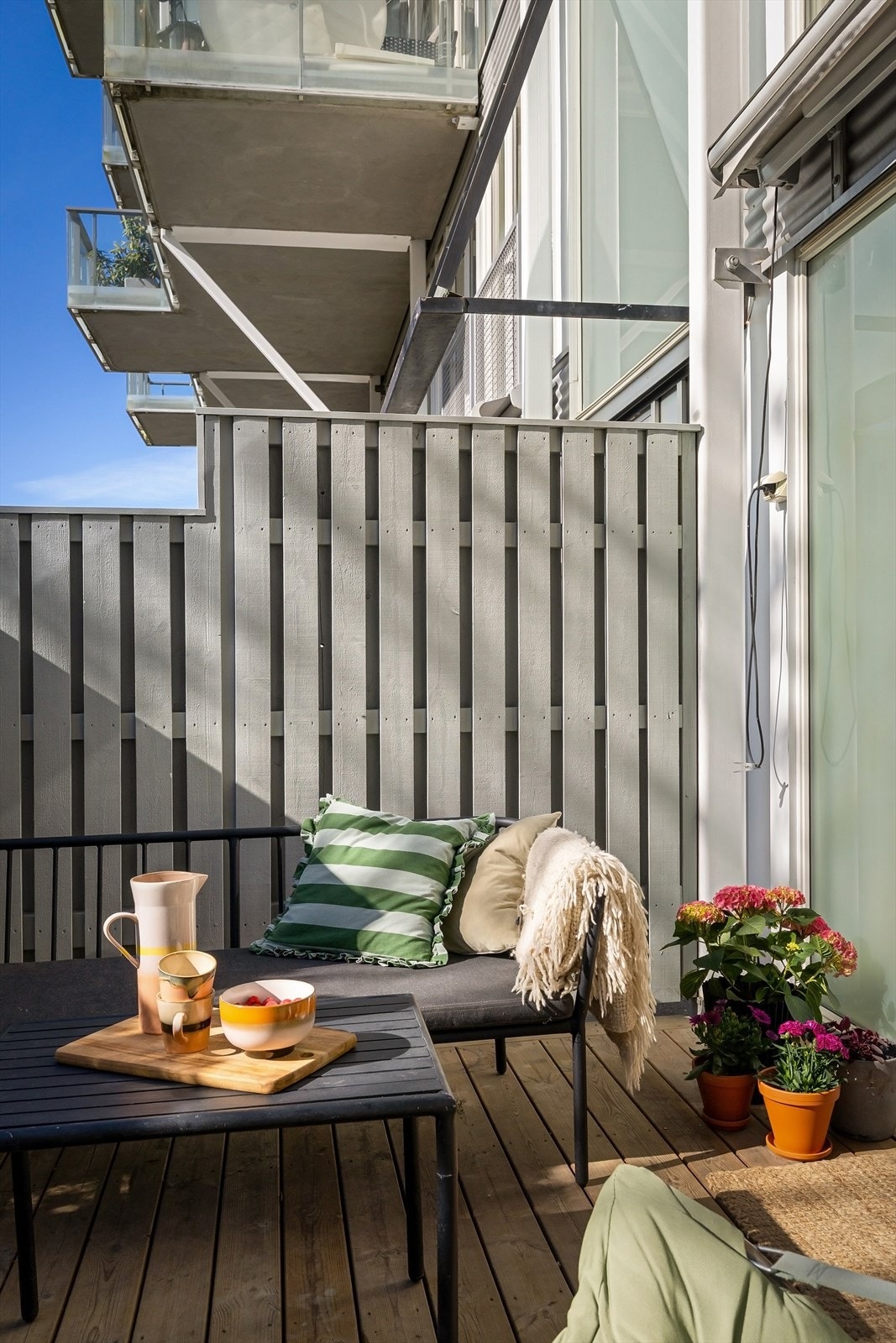 Nye terrassebord ble lagt i 2024 samt at ny levegg med port ble satt opp Galleribilde