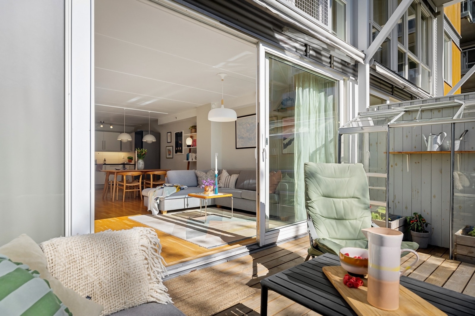 Fra stuen er det utgang til markterrasse på 11 kvm som vender inn mot indre gård Galleribilde