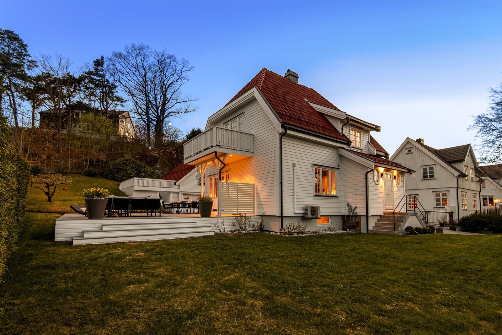 Eiendommen sett fra hagen ved skumringstid. Galleribilde