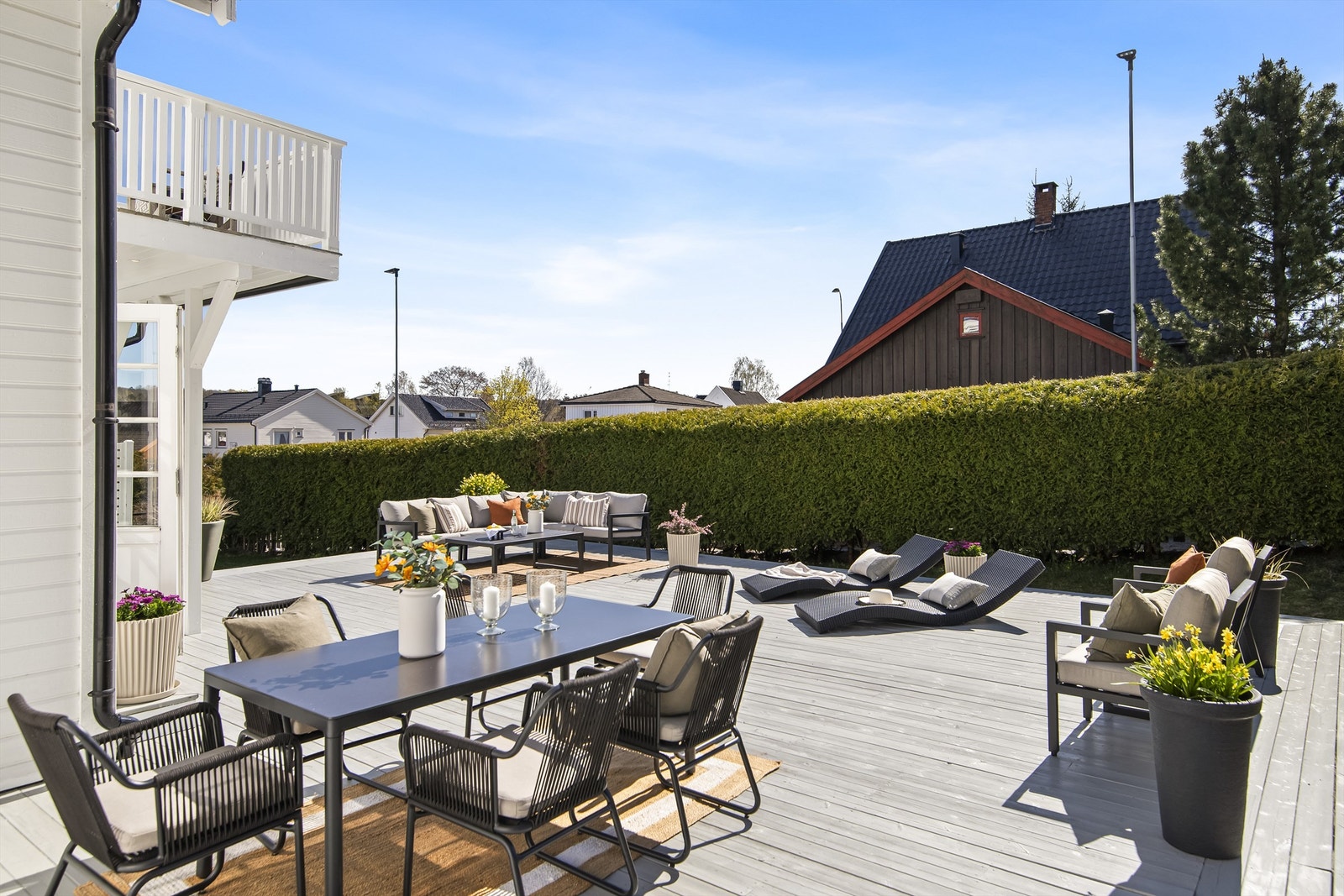 Uteplassen er en naturlig forlengelse av stuen på varme dager. Galleribilde