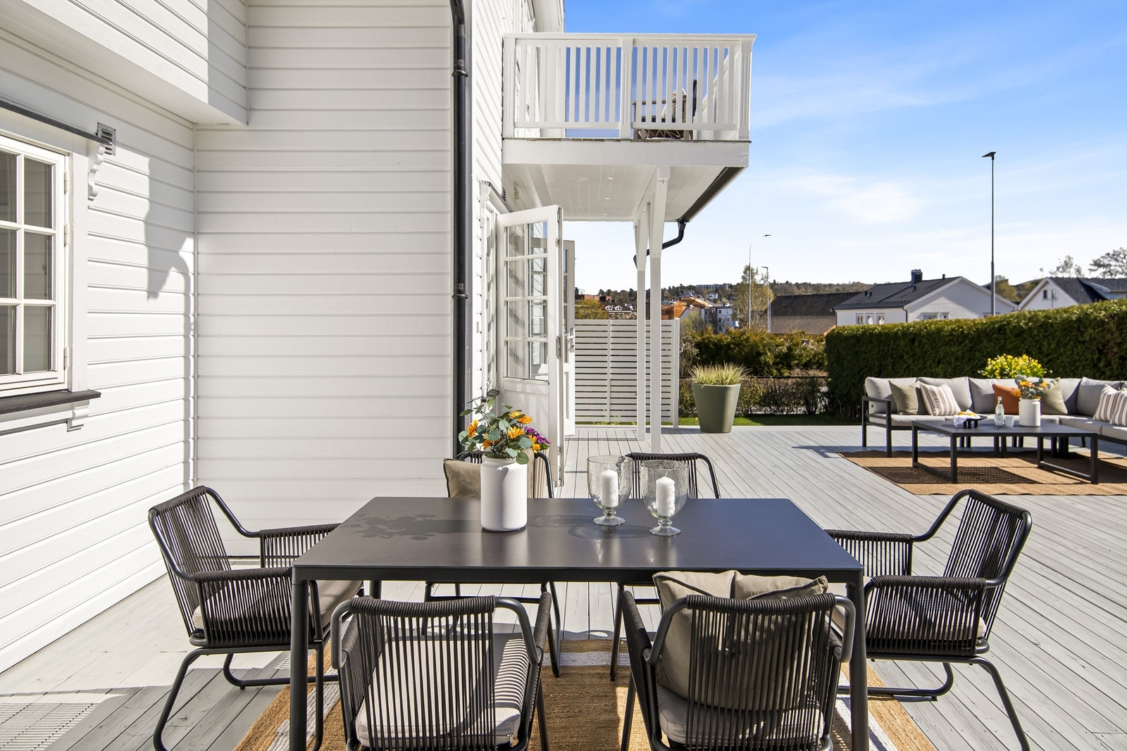 Her er det god plass til langbord for hyggelige måltider utendørs. Galleribilde