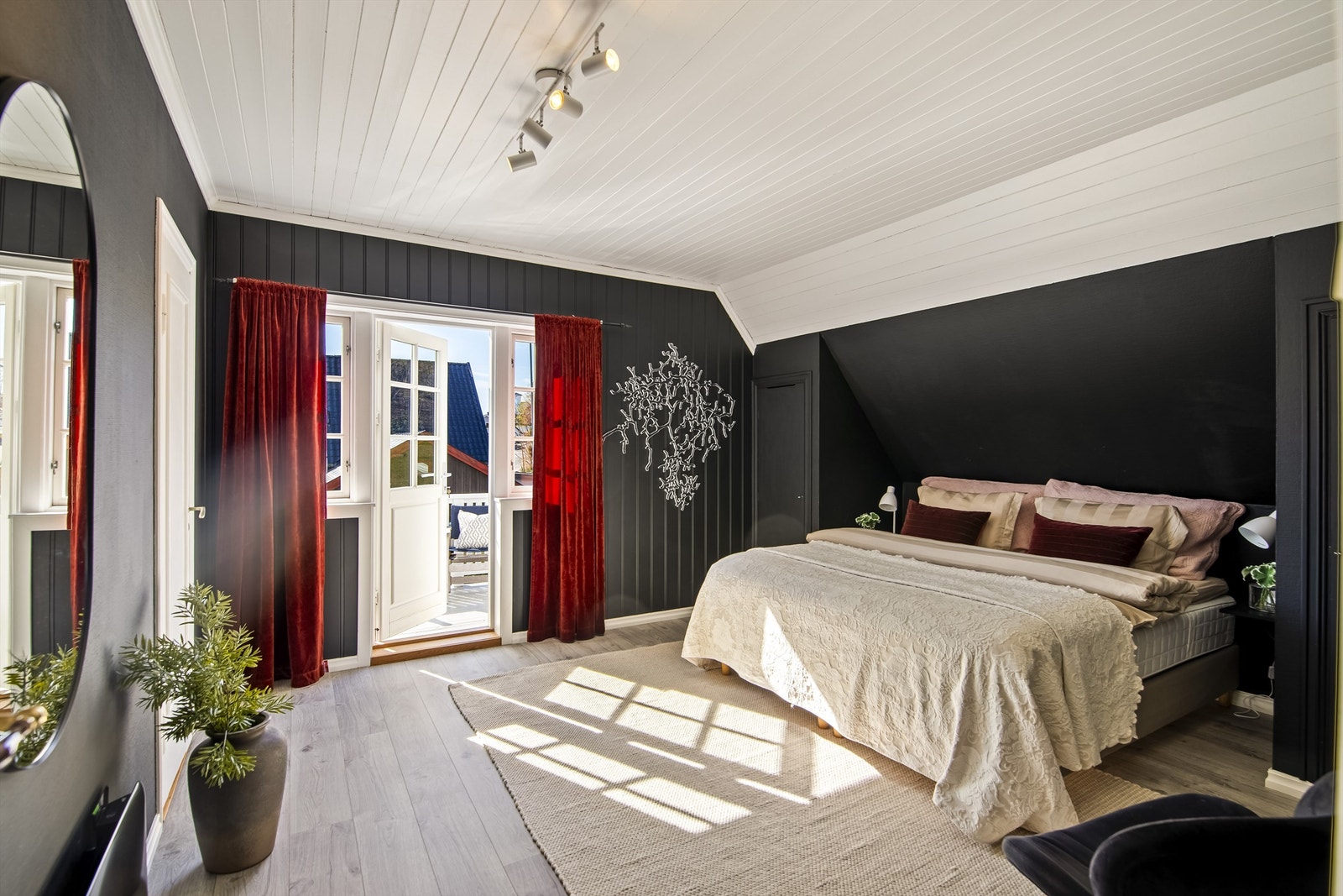 Hovedsoverommet er romslig, med plass til dobbeltseng og utgang til balkong. Galleribilde
