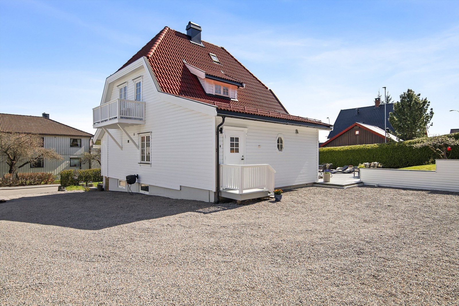 Stor, gruset gårdsplass med rikelig med biloppstillingsplasser. Parkeringsarealet langs garasjen er nylig opparbeidet. Galleribilde