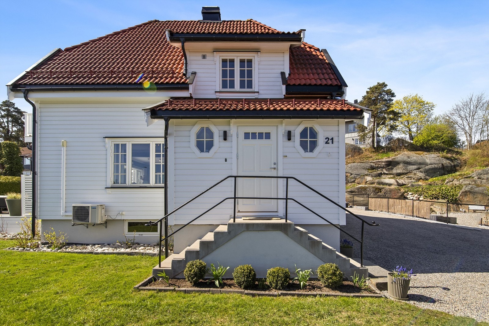 Hovedinngangen til eneboligen, med en klassisk og innbydende fasade. Galleribilde