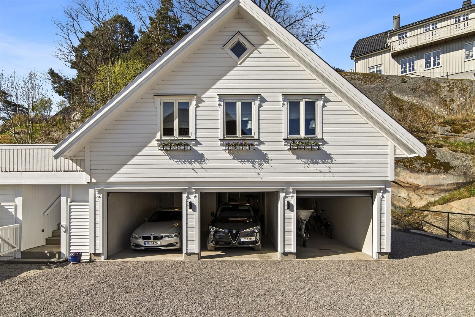 Eiendommen har totalt tre garasjeplasser, noe som gir svært gode parkerings- og lagringsmuligheter. Galleribilde