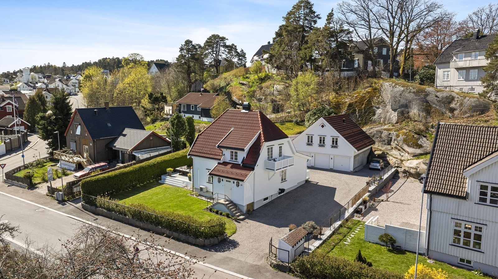 Eiendommen ligger skjermet til i en rolig gate, omgitt av klassisk villabebyggelse. Galleribilde