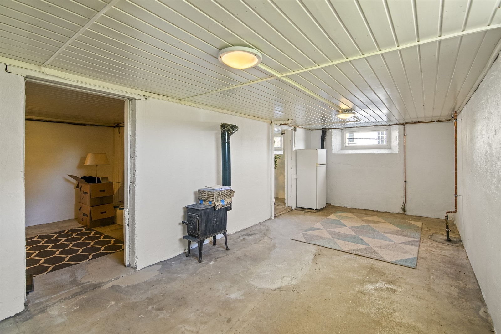 Kjelleren byr på flere boder og rikelig med lagringsplass. Det er satt inn nye kjellervinduer. Galleribilde