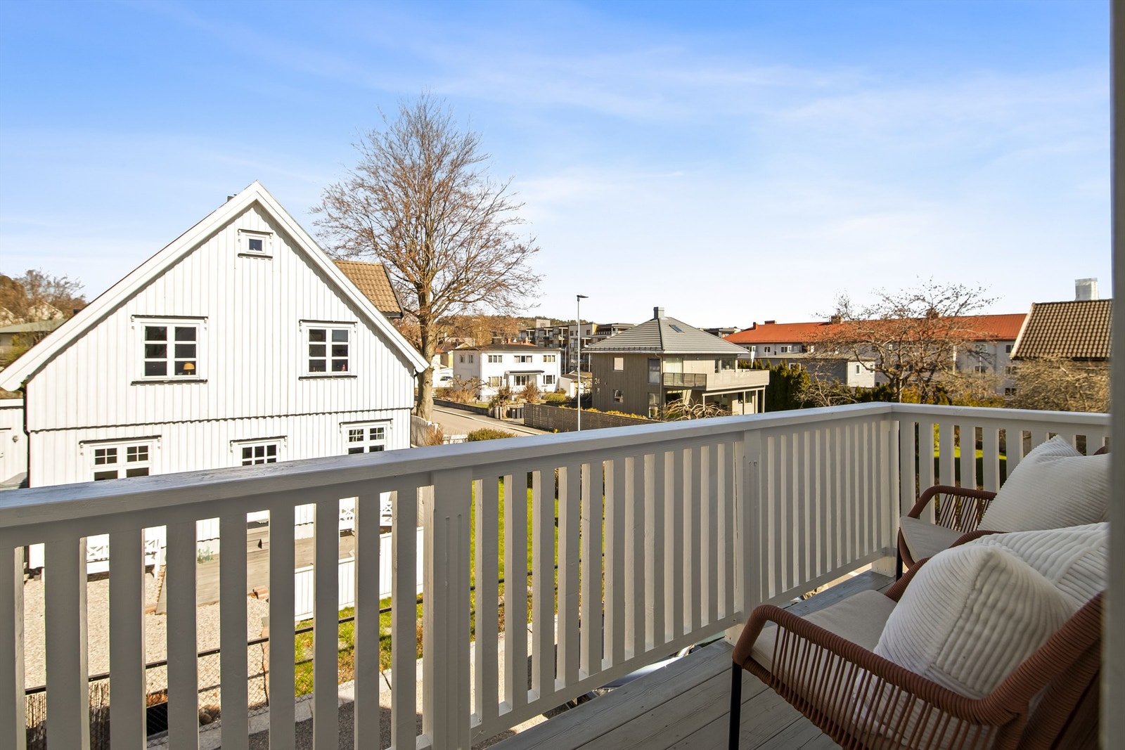 Utsikt fra balkongen mot det rolige nabolaget. Galleribilde