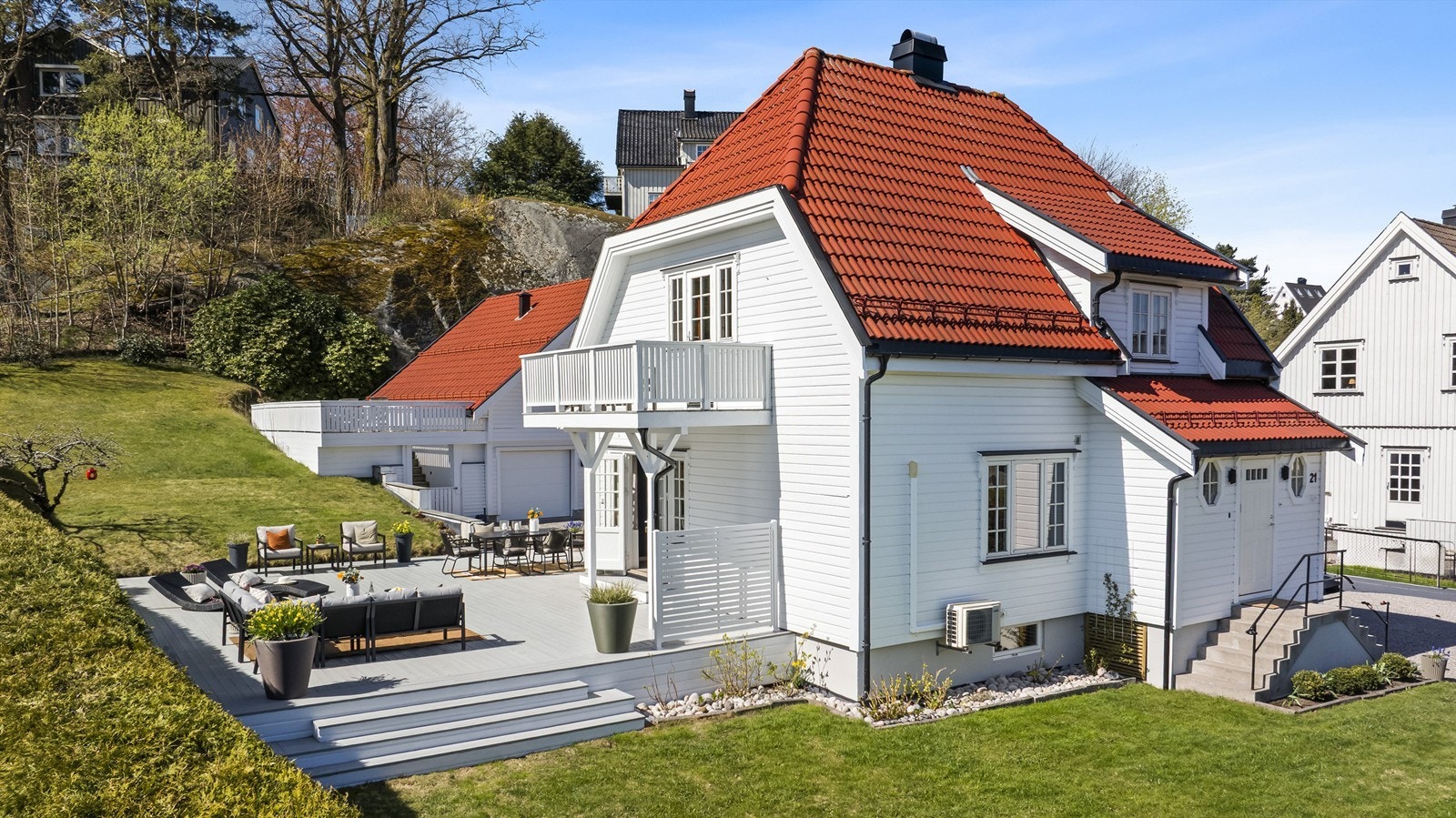 Den store terrassen og hagen er skjermet og rolig, til tross for den sentrale beliggenheten. Her bor man tilbaketrukket med gangavstand til Sandefjord sentrum. Galleribilde