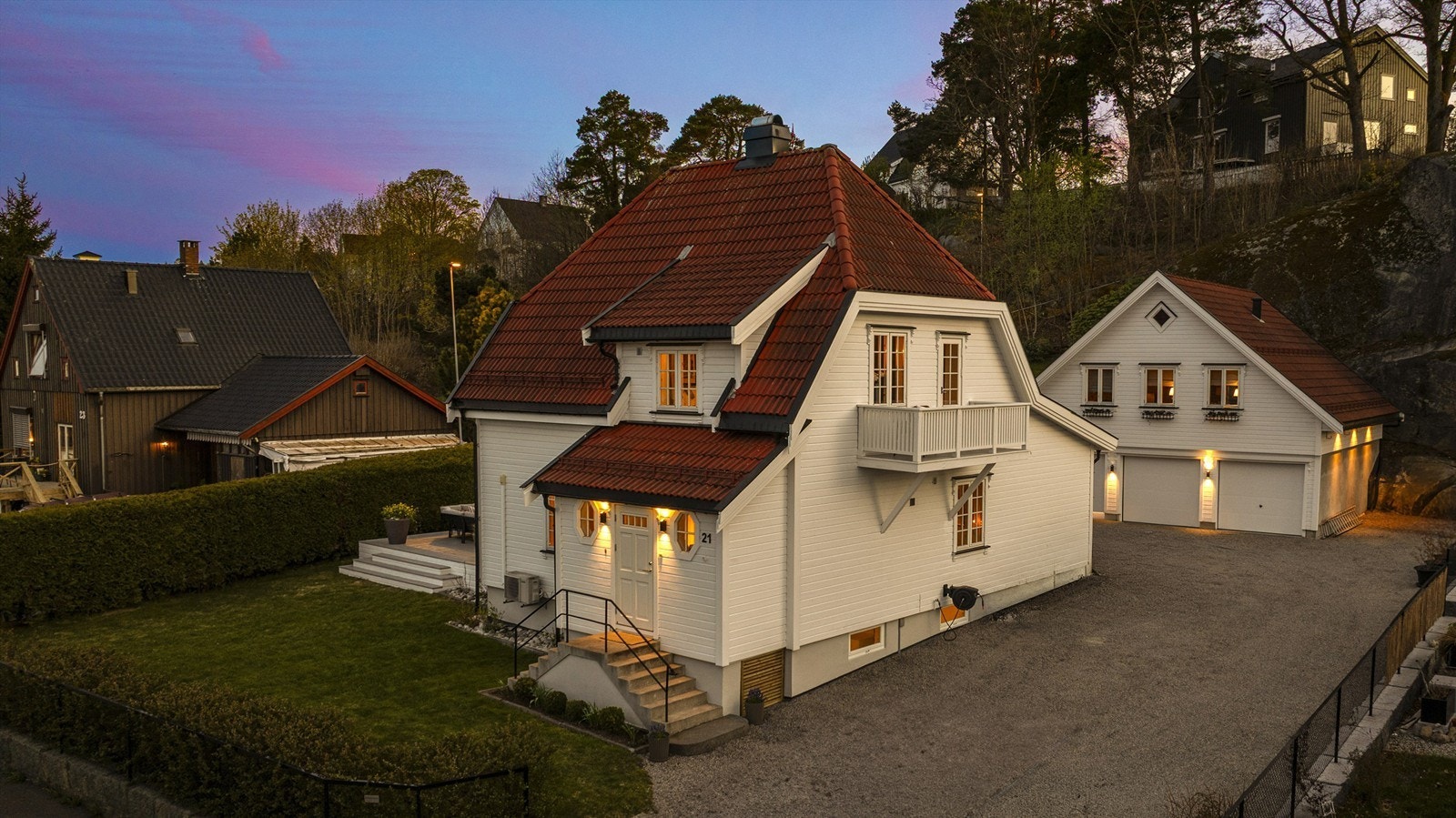 En innholdsrik eiendom som kombinerer en klassisk enebolig med en separat, godkjent utleieleilighet over en dobbelgarasje. Stor gårdsplass og ytterligere én garasje gir rikelig med parkering. Galleribilde