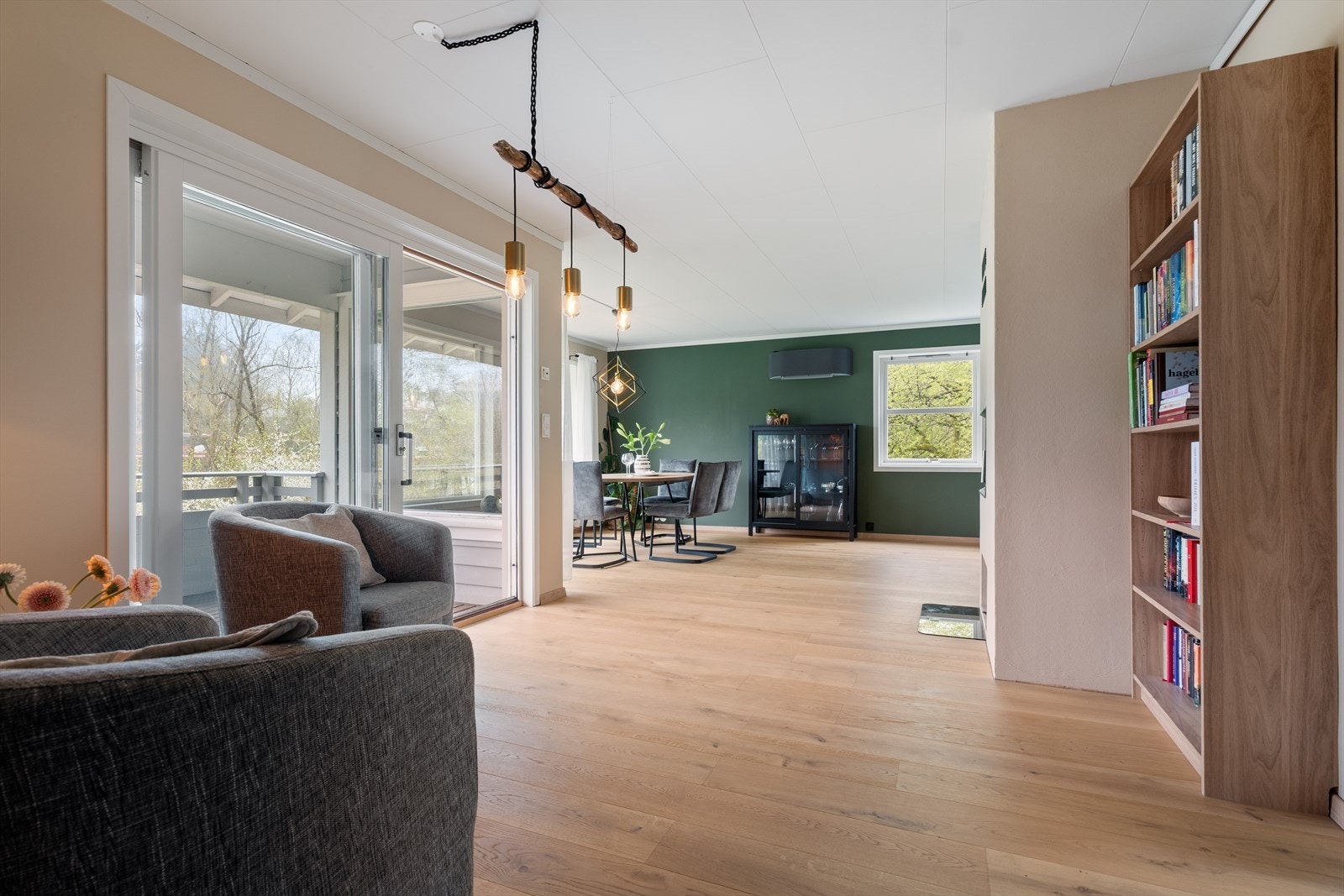 Fra stuen er det skyvedør ut til balkongen. Galleribilde